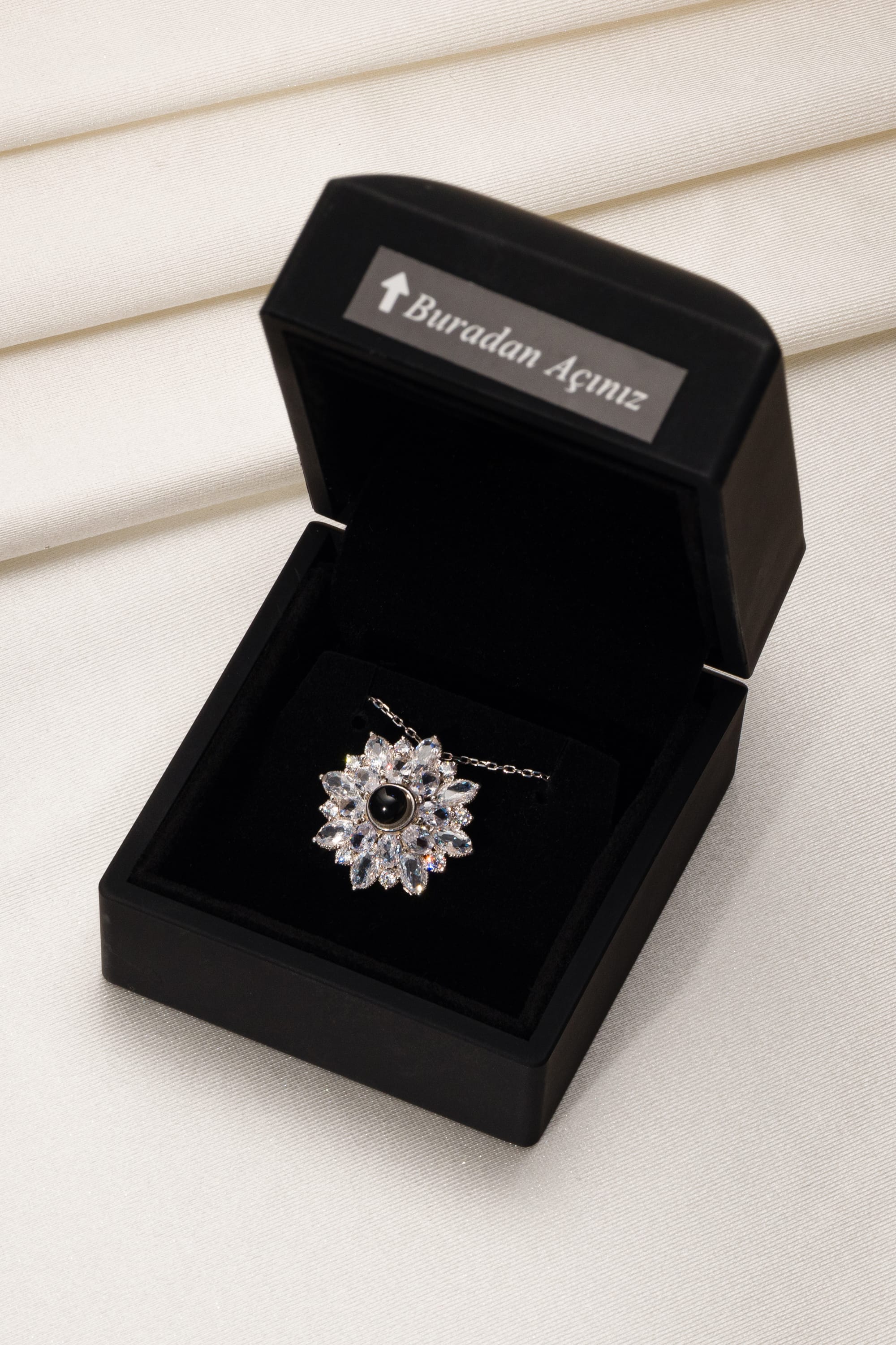 925 Ayar Gümüş 100 Dilde Seni Seviyorum Lotus Çiçeği Kolye – Işıklı Kutuda cover pic