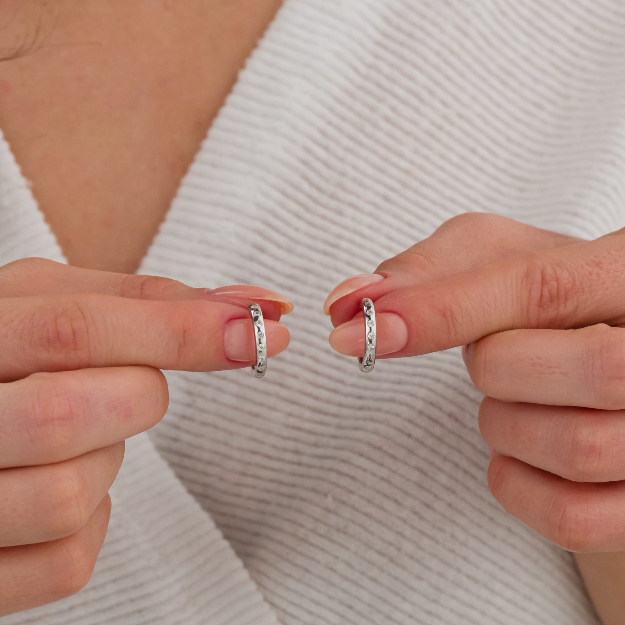 Zirkon Taşlı Yuvarlak Detaylı Halka 925 Ayar Gümüş Küpe 0 image