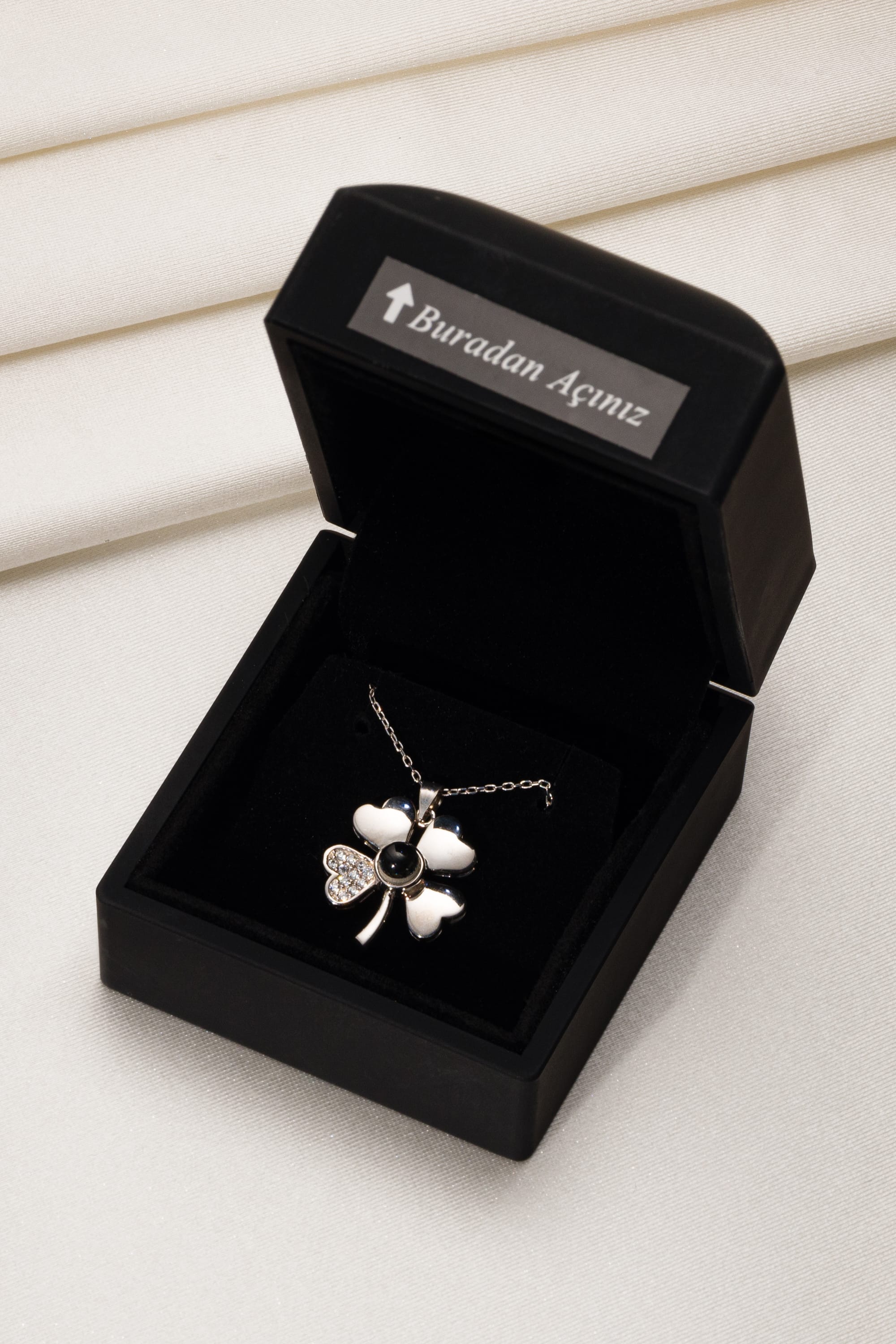 925 Ayar Gümüş 100 Dilde "Seni Seviyorum"Yonca Kolye – Özel Işıklı Kutuda cover pic