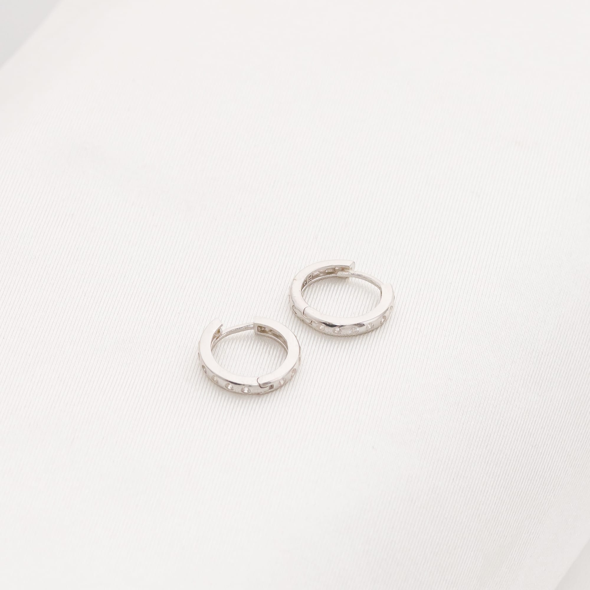 Zirkon Taşlı Yuvarlak Detaylı Halka 925 Ayar Gümüş Küpe 0 image