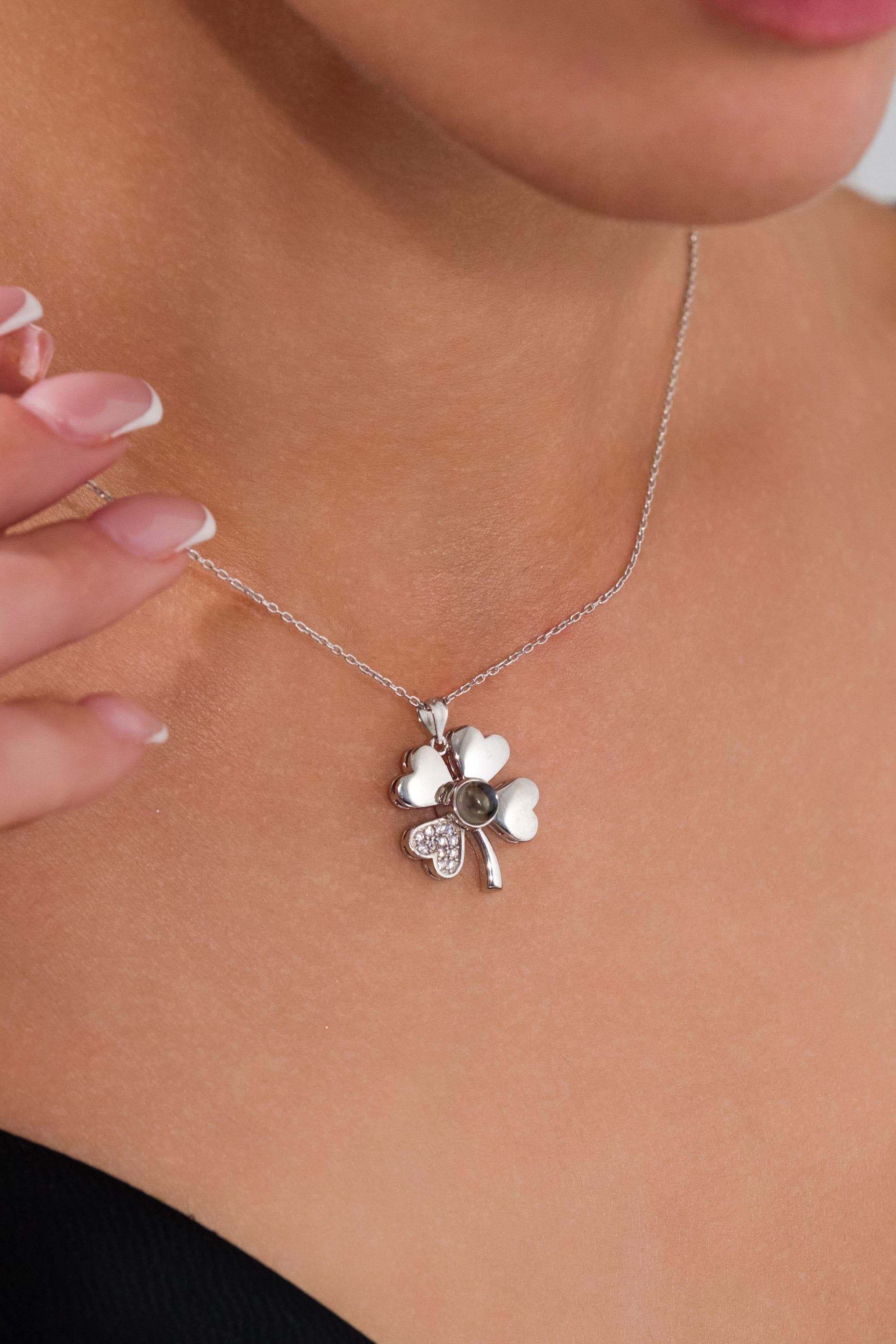 925 Ayar Gümüş 100 Dilde "Seni Seviyorum"Yonca Kolye – Özel Işıklı Kutuda 0 image