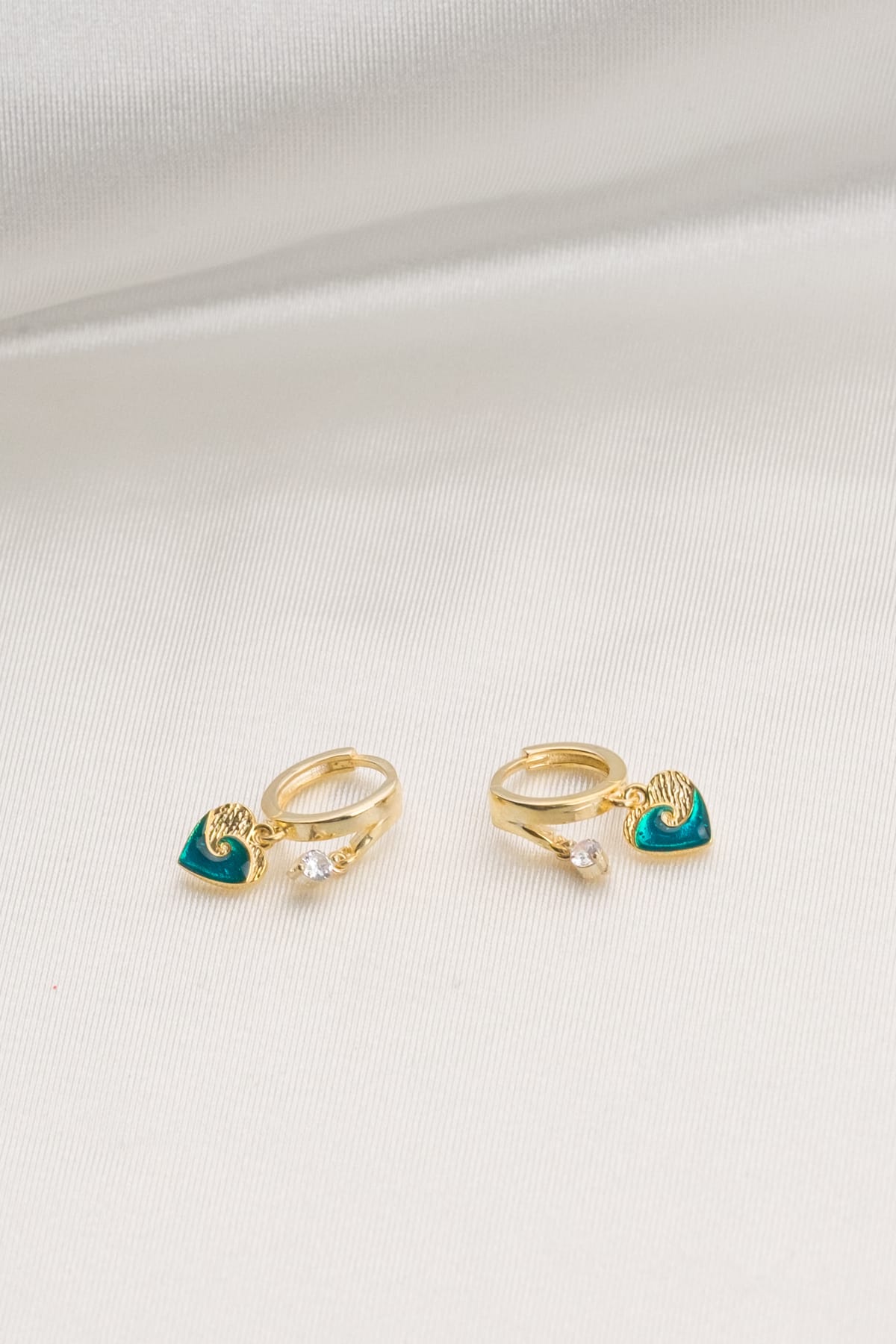 Turkuaz Dalga Desenli Kalpli Gold 925 Ayar Gümüş Sallantılı Küpe 0 image