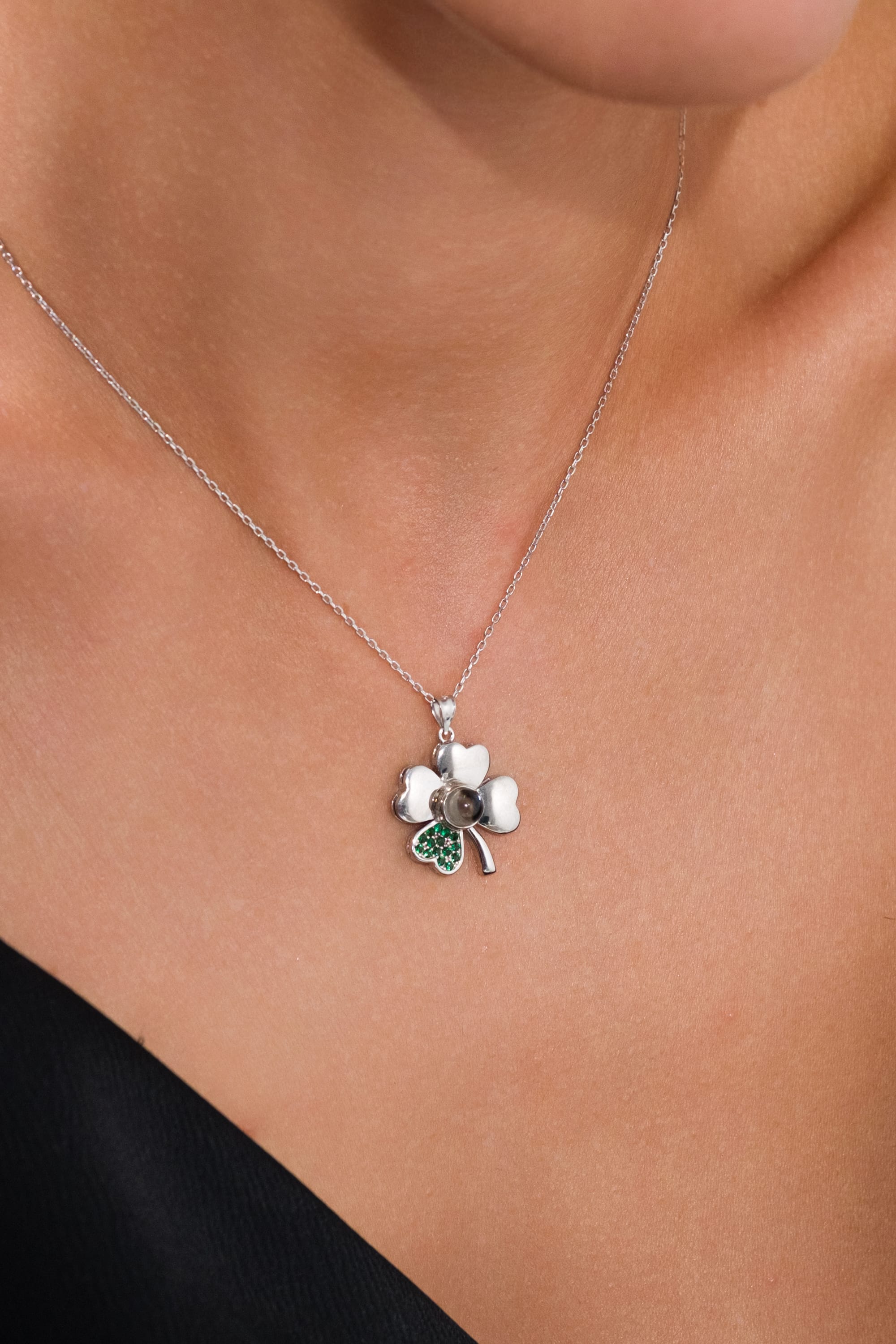 925 Ayar Gümüş 100 Dilde "Seni Seviyorum" Yeşil Taşlı Yonca Kolye – Özel Işıklı Kutuda 0 image