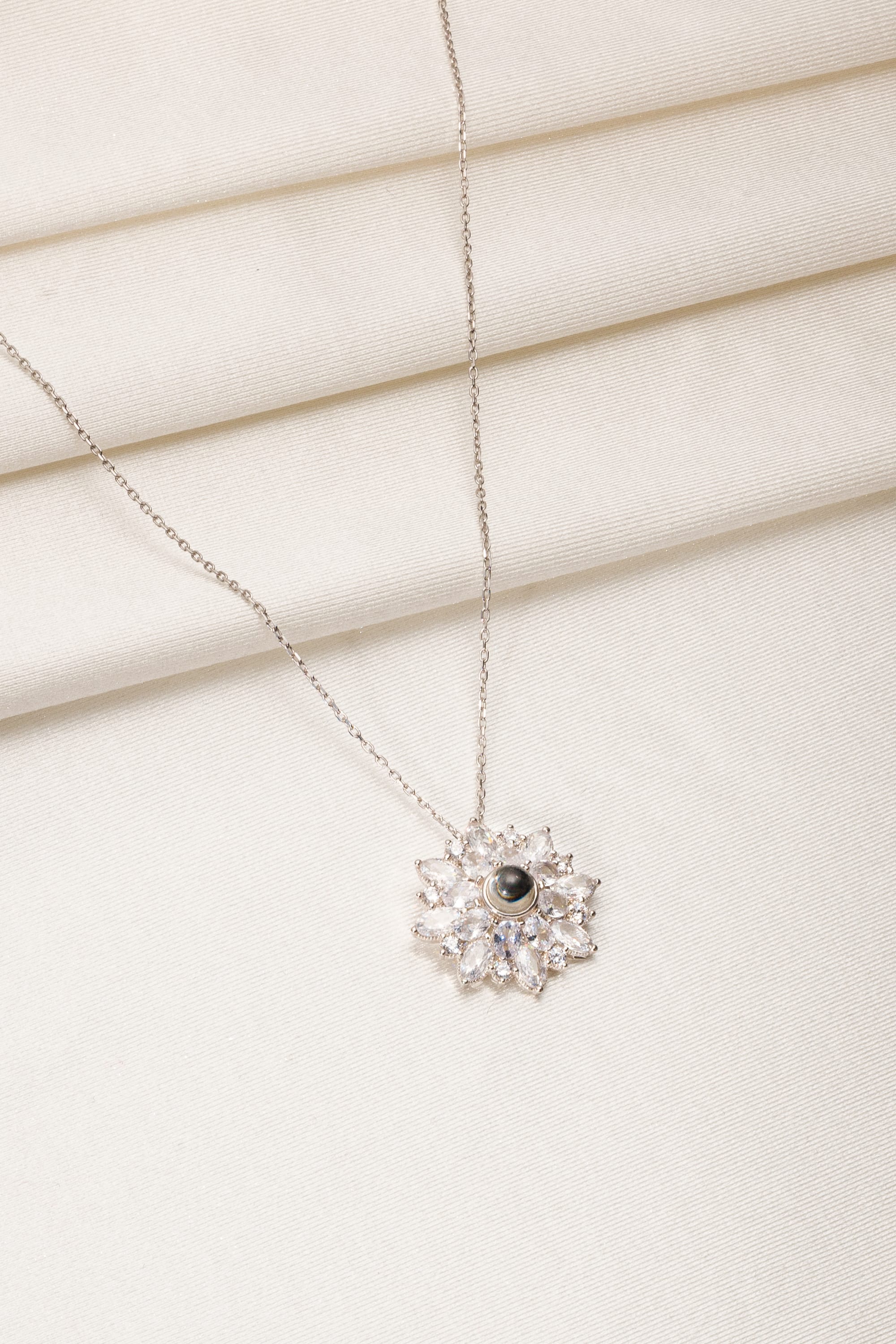 925 Ayar Gümüş 100 Dilde Seni Seviyorum Lotus Çiçeği Kolye – Işıklı Kutuda 0 image