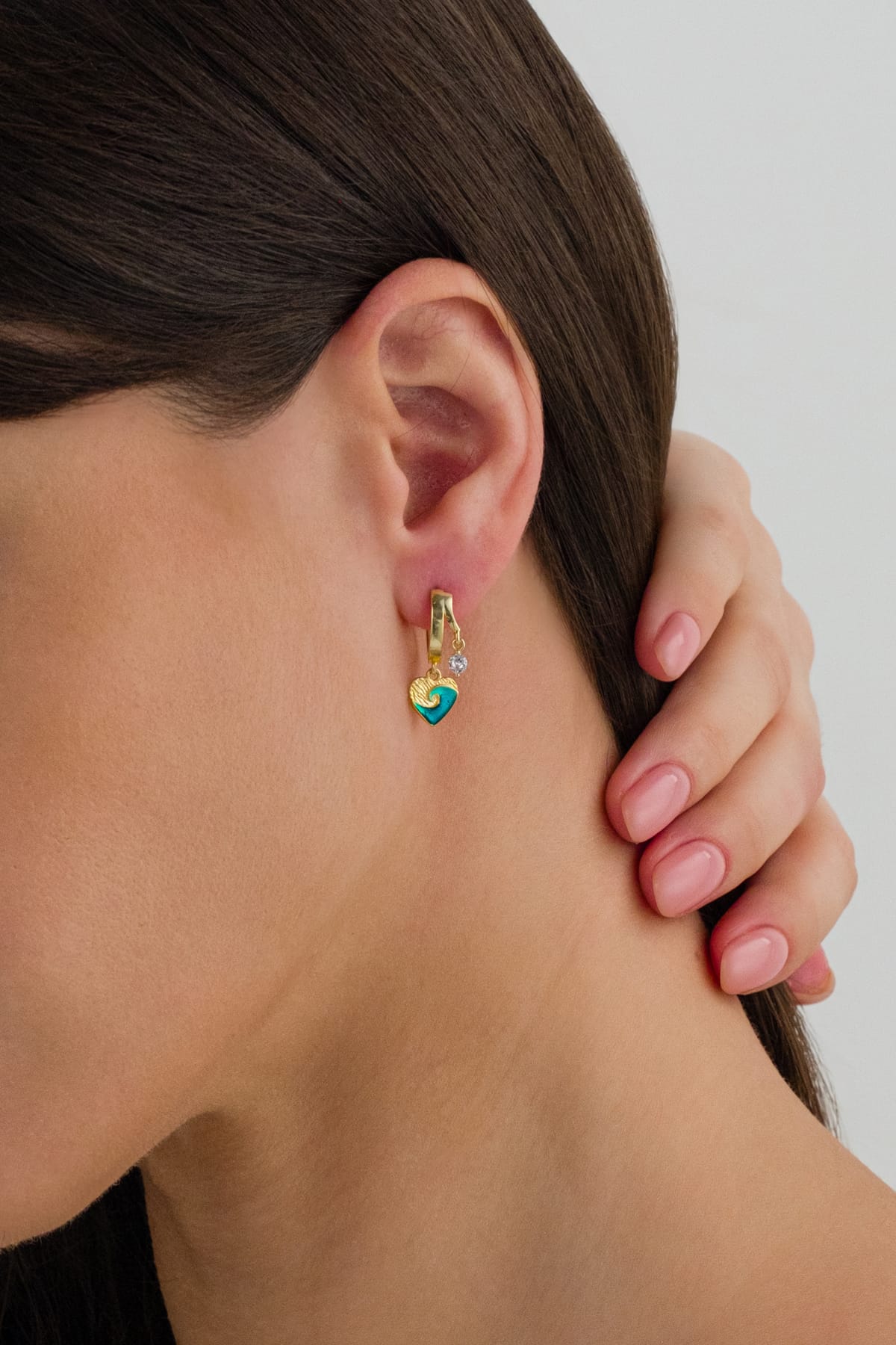 Turkuaz Dalga Desenli Kalpli Gold 925 Ayar Gümüş Sallantılı Küpe cover pic