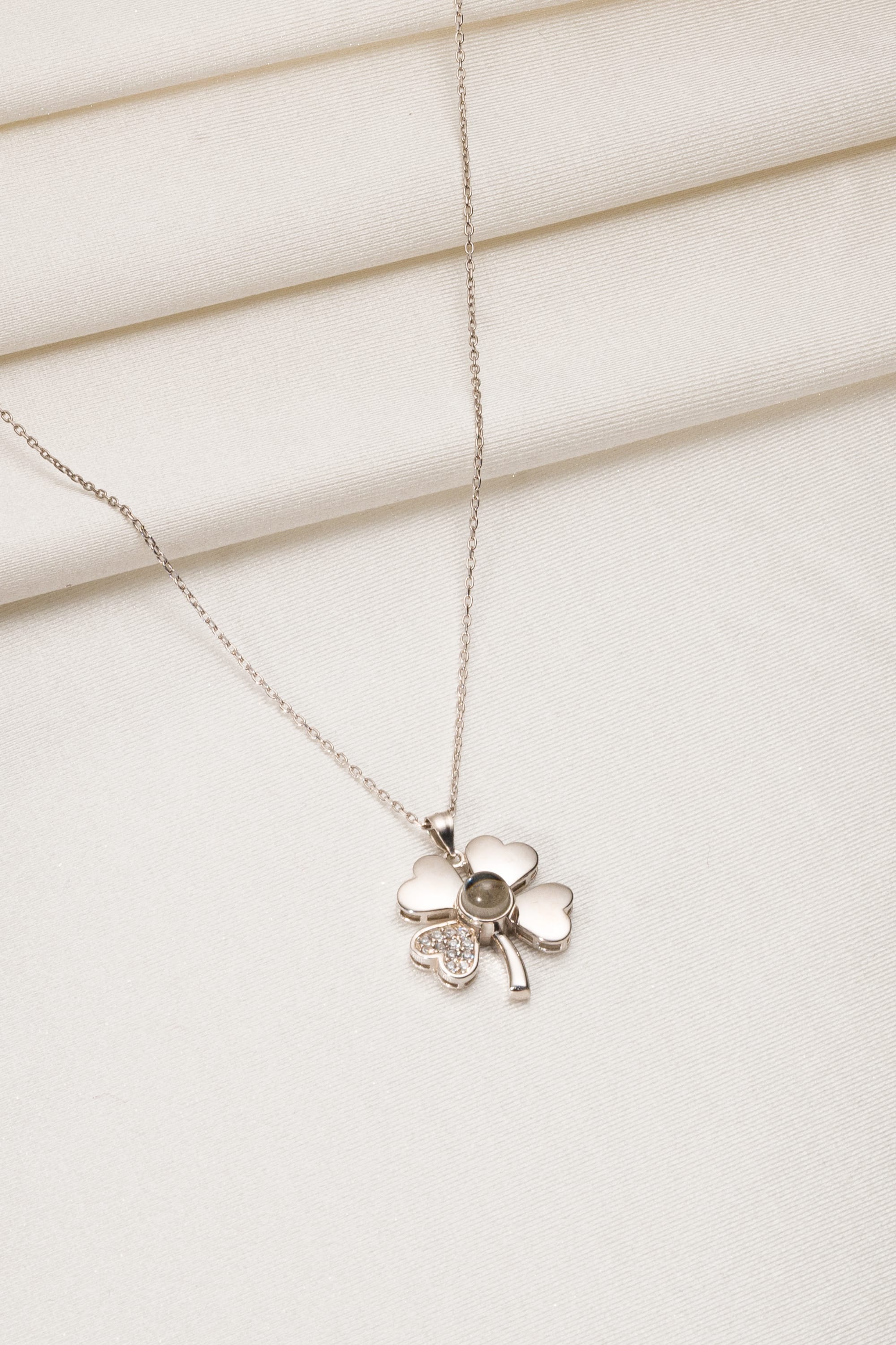 925 Ayar Gümüş 100 Dilde "Seni Seviyorum"Yonca Kolye – Özel Işıklı Kutuda 0 image