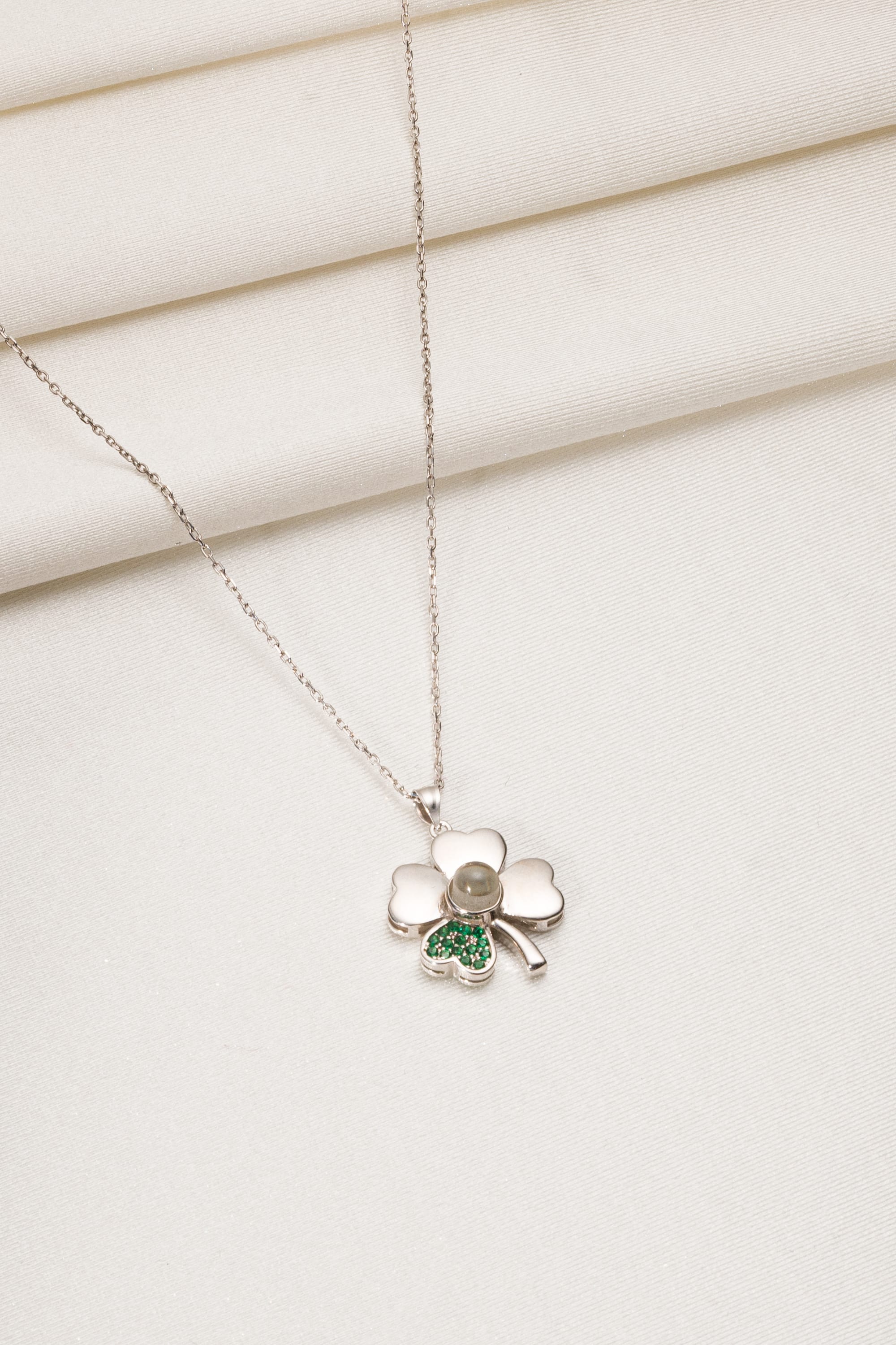 925 Ayar Gümüş 100 Dilde "Seni Seviyorum" Yeşil Taşlı Yonca Kolye – Özel Işıklı Kutuda 0 image