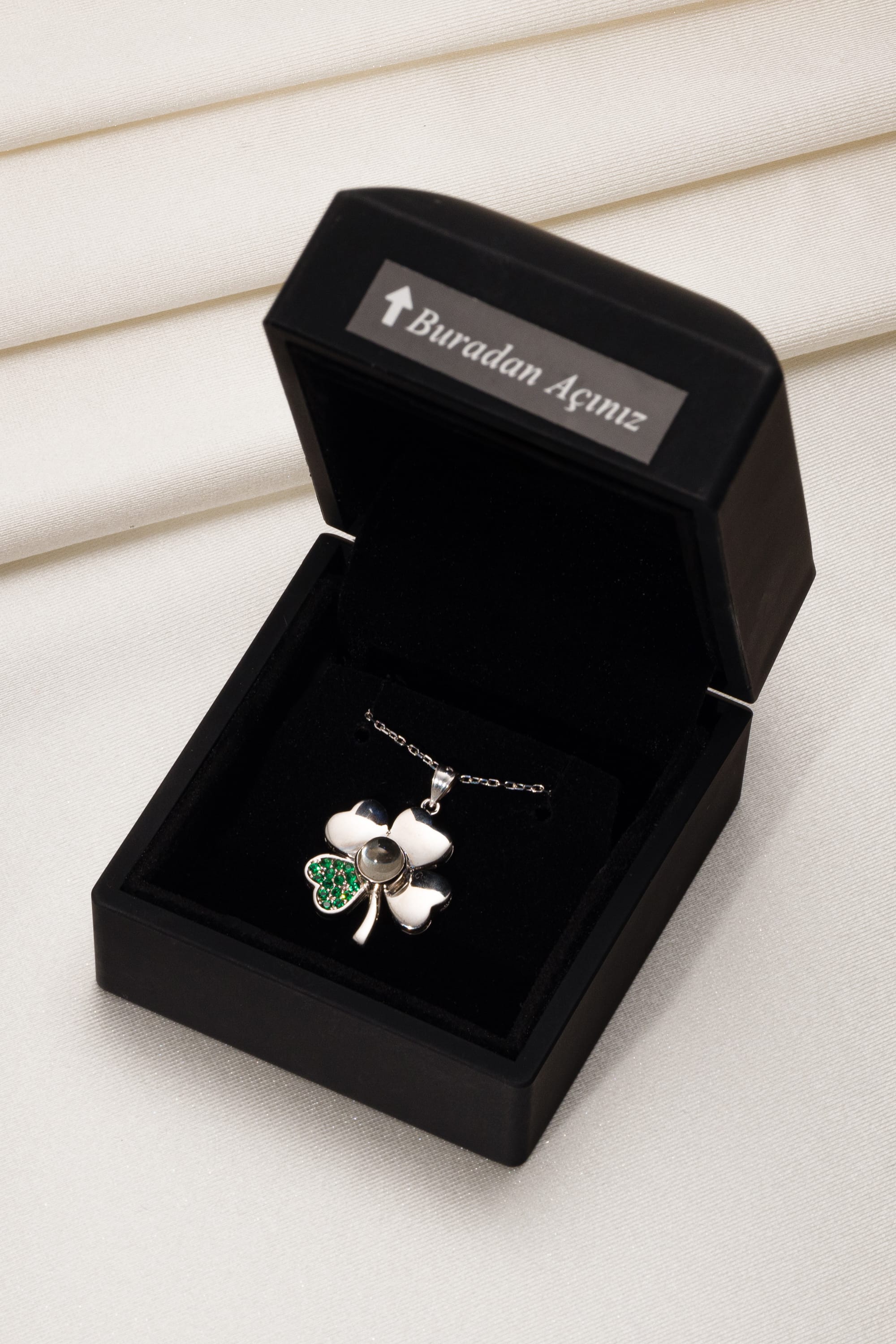 925 Ayar Gümüş 100 Dilde "Seni Seviyorum" Yeşil Taşlı Yonca Kolye – Özel Işıklı Kutuda cover pic