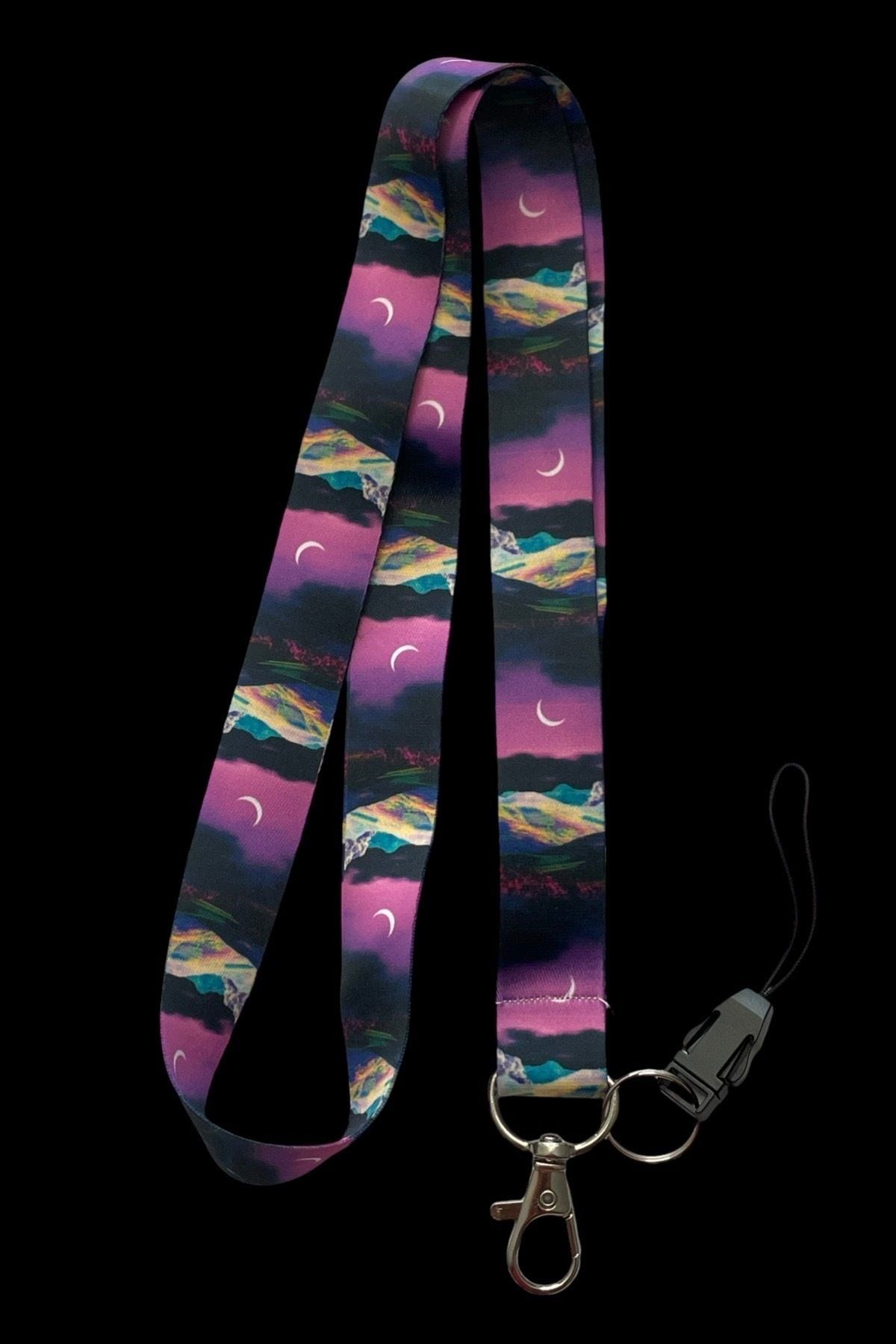 Gece Manzaralı Renkli Lanyard Boyun İpi Anahtarlık & Kartlık Askısı – Yumuşak Kumaş, Dayanıklı Klips