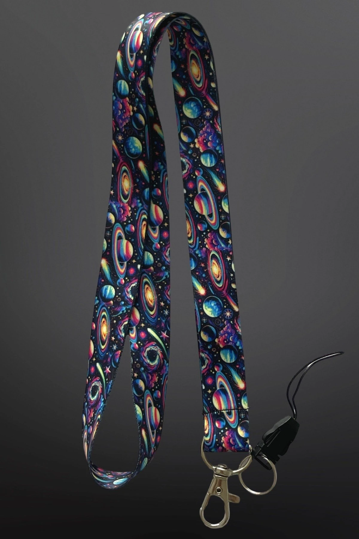 Hiper Galaksi Desenli Boyun İpi – Renkli Lanyard | Metal Klipsli & Anahtarlık Askısı