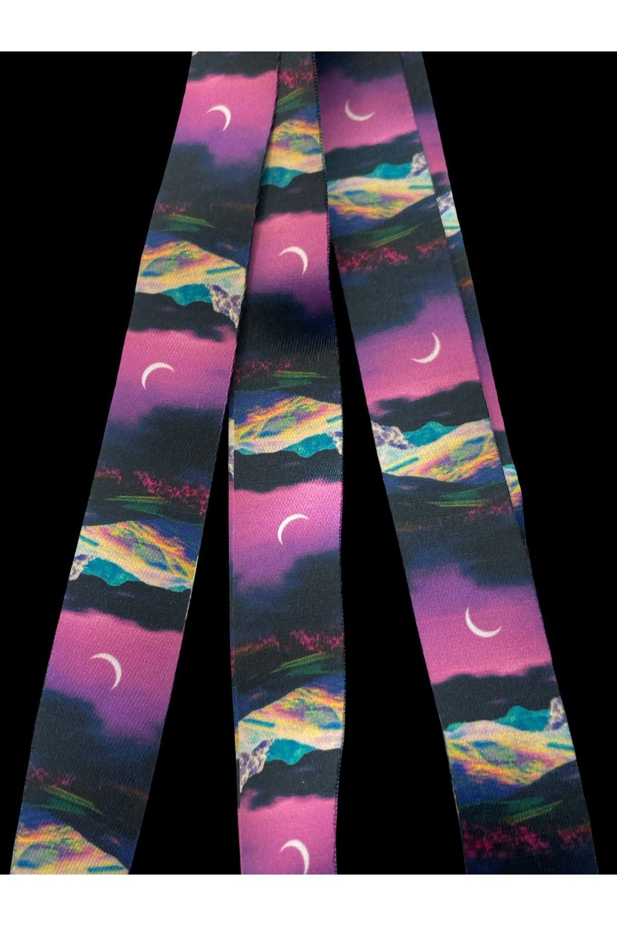 Gece Manzaralı Renkli Lanyard Boyun İpi Anahtarlık & Kartlık Askısı – Yumuşak Kumaş, Dayanıklı Klips