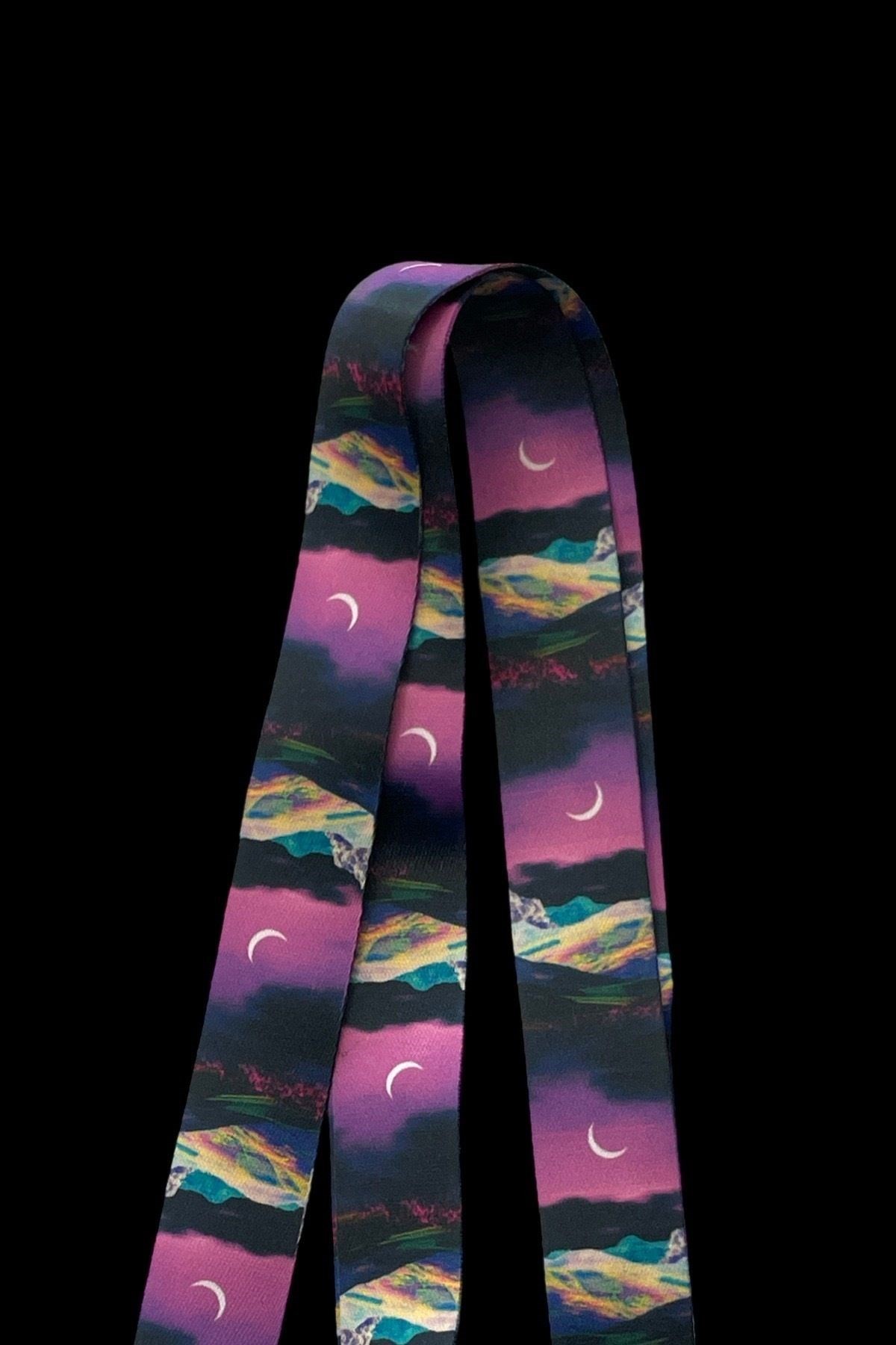 Gece Manzaralı Renkli Lanyard Boyun İpi Anahtarlık & Kartlık Askısı – Yumuşak Kumaş, Dayanıklı Klips