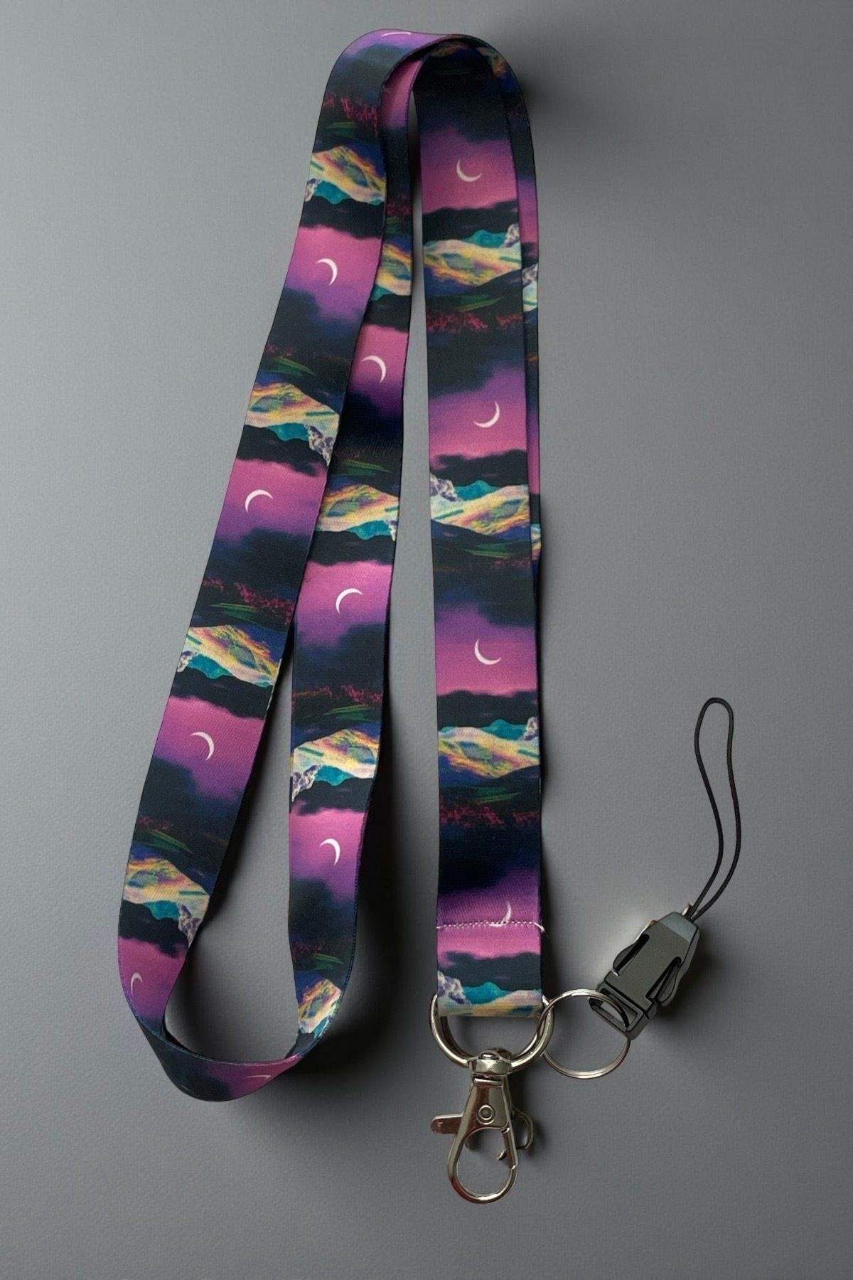 Gece Manzaralı Renkli Lanyard Boyun İpi Anahtarlık & Kartlık Askısı – Yumuşak Kumaş, Dayanıklı Klips
