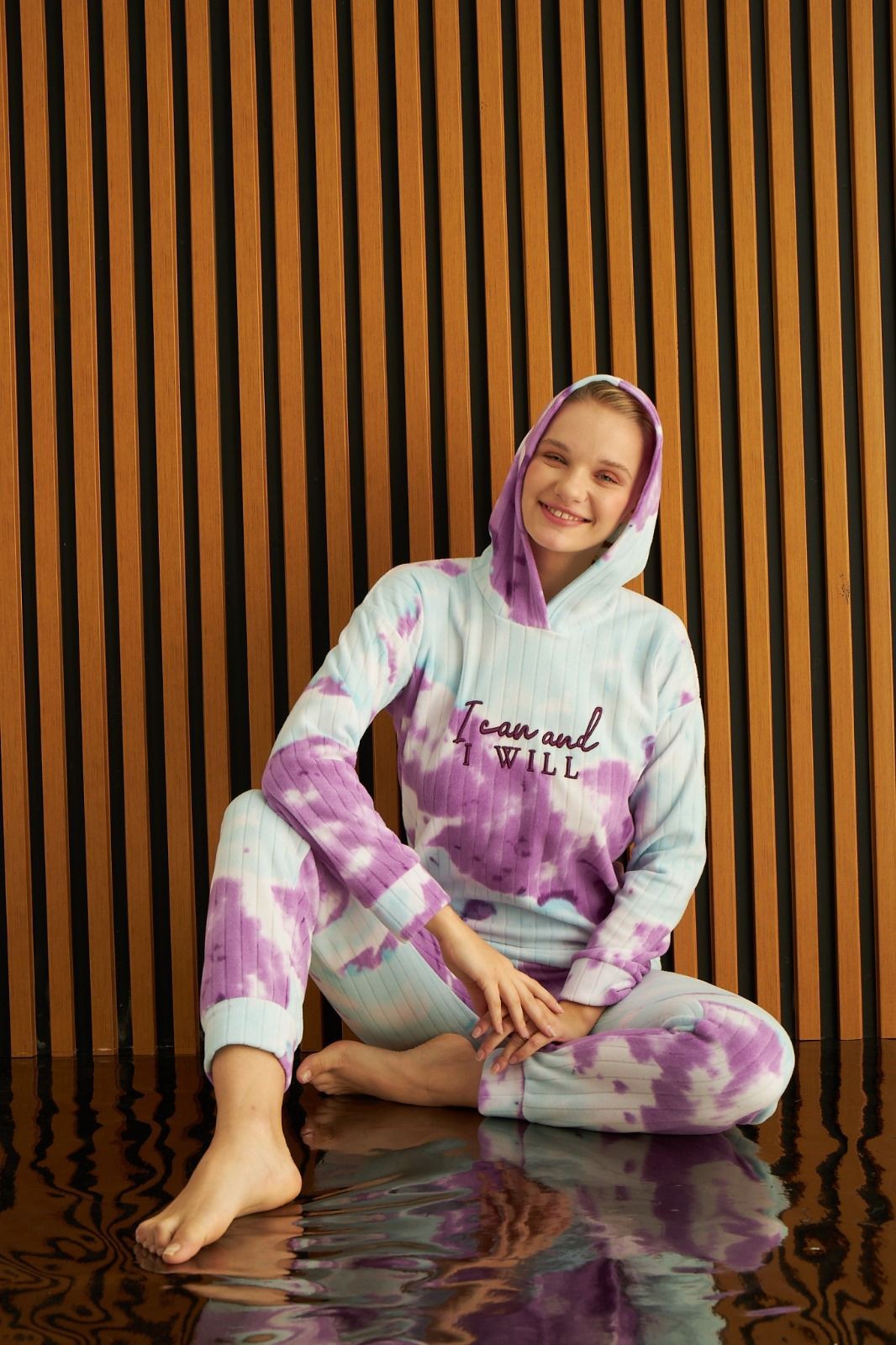 Kadın Batik Desen Kapüşonlu Fitilli Polar Bilek Manşetli Kışlık Jogger Pijama Takımı