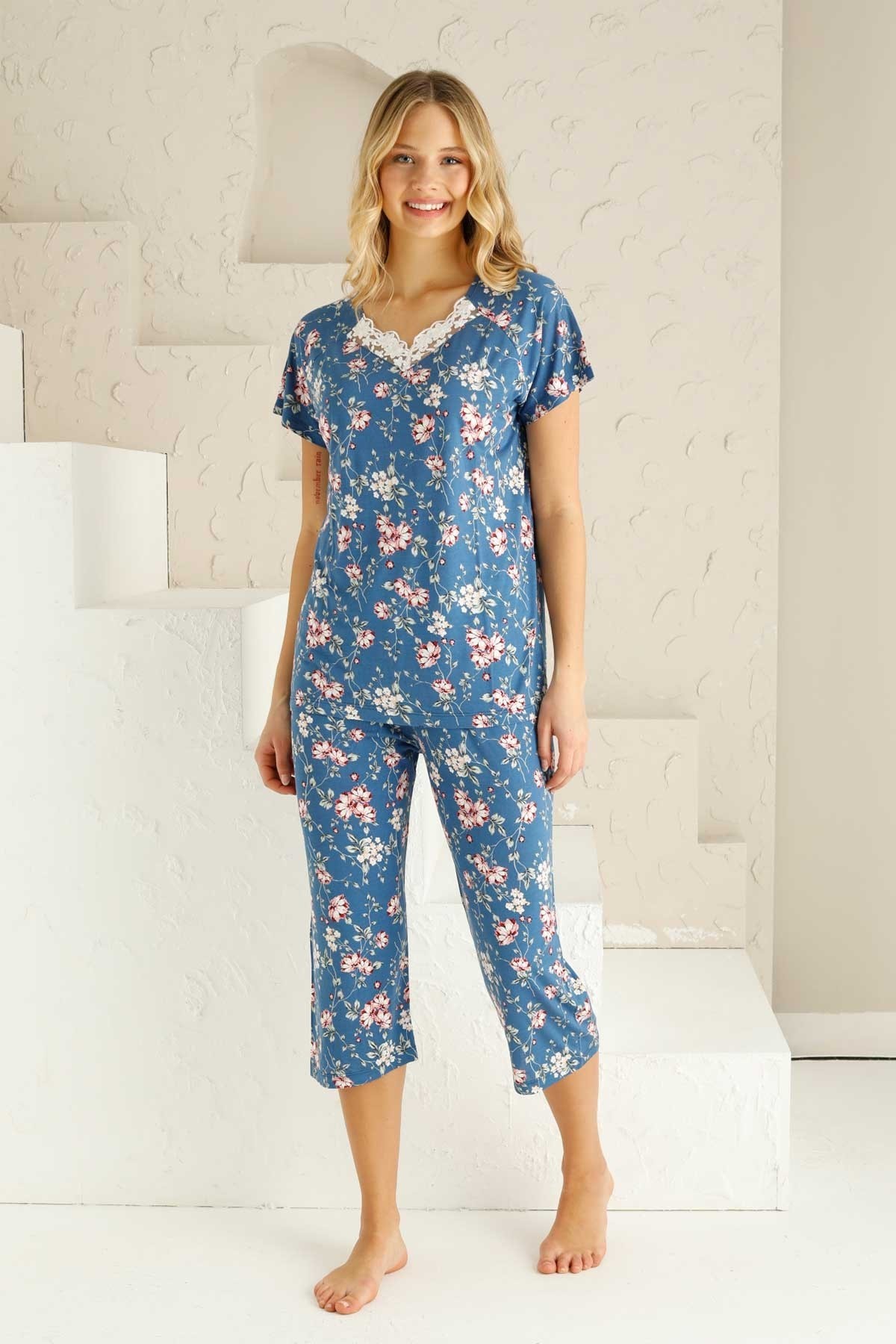 Kadın Çiçek Desen Dantel Detay Viskon Kısa Kol Kapri Pijama Takımı