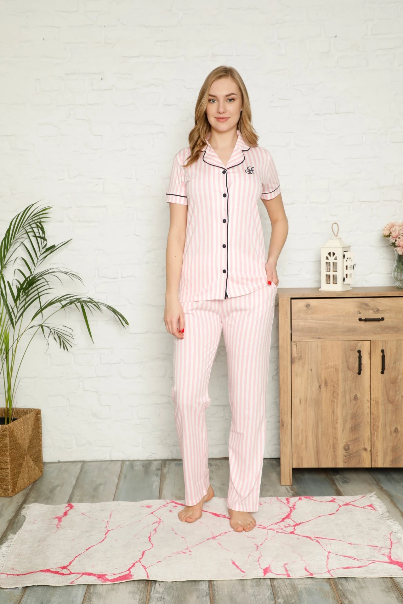 Kadın Pembe Beyaz Çizgili Gömlek Yaka Önden Düğmeli %100 Pamuk Kısa Kol Cepli Pijama Takımı