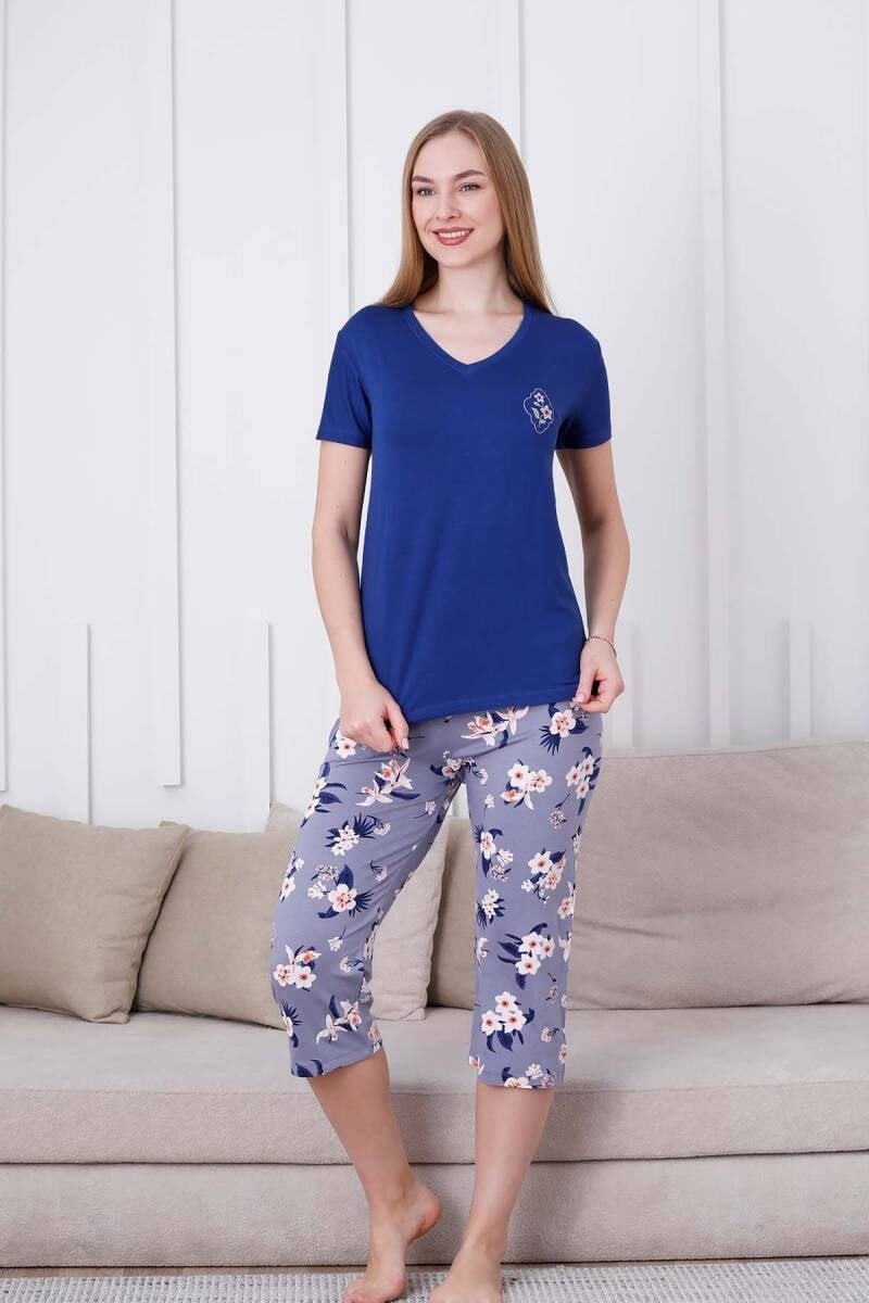 Kadın Saks Mavi Çiçek Desen V Yaka Likralı Viskon Kısa Kol Kapri Pijama Takımı