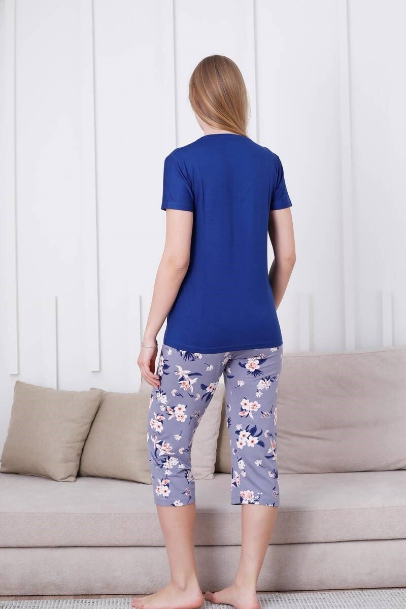 Kadın Saks Mavi Çiçek Desen V Yaka Likralı Viskon Kısa Kol Kapri Pijama Takımı