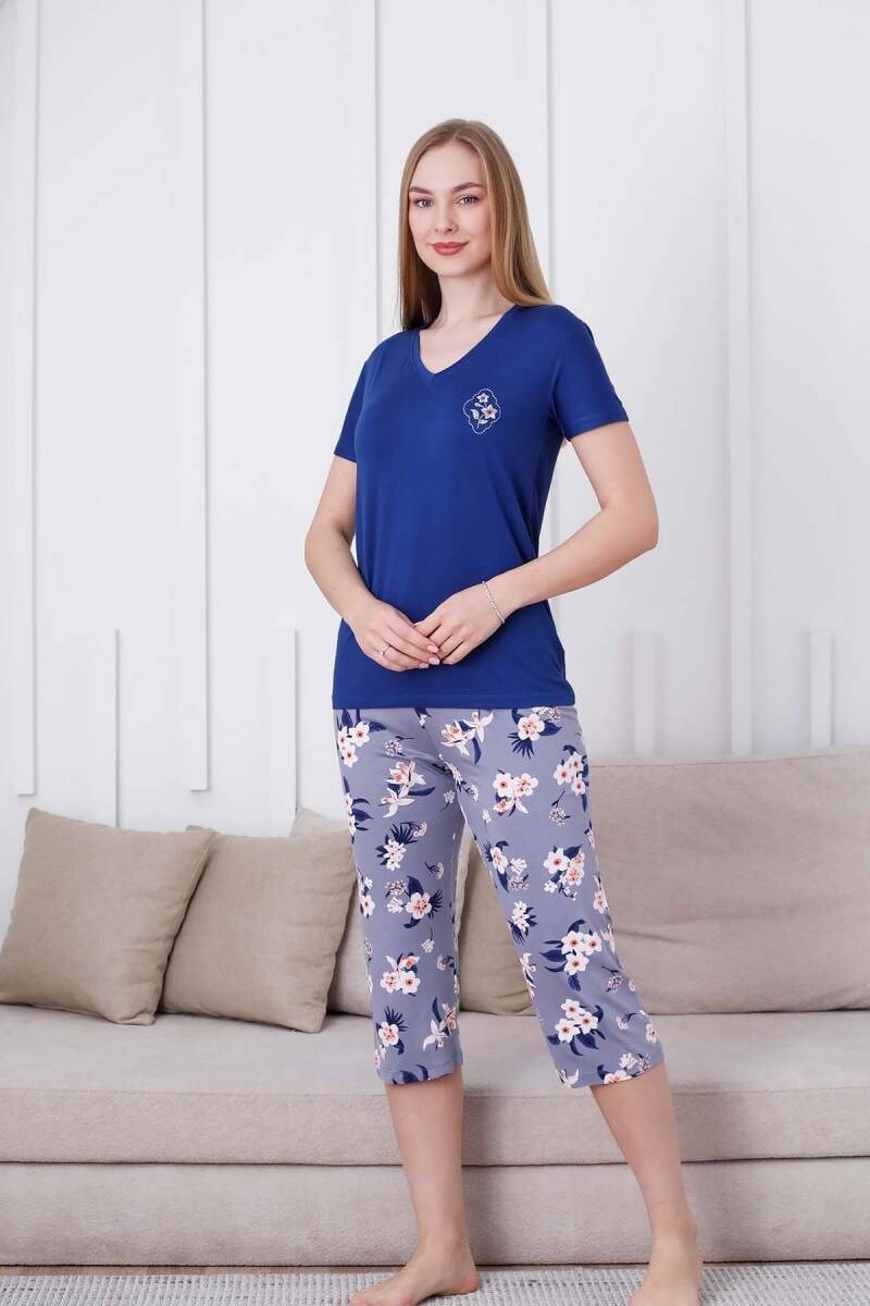Kadın Saks Mavi Çiçek Desen V Yaka Likralı Viskon Kısa Kol Kapri Pijama Takımı