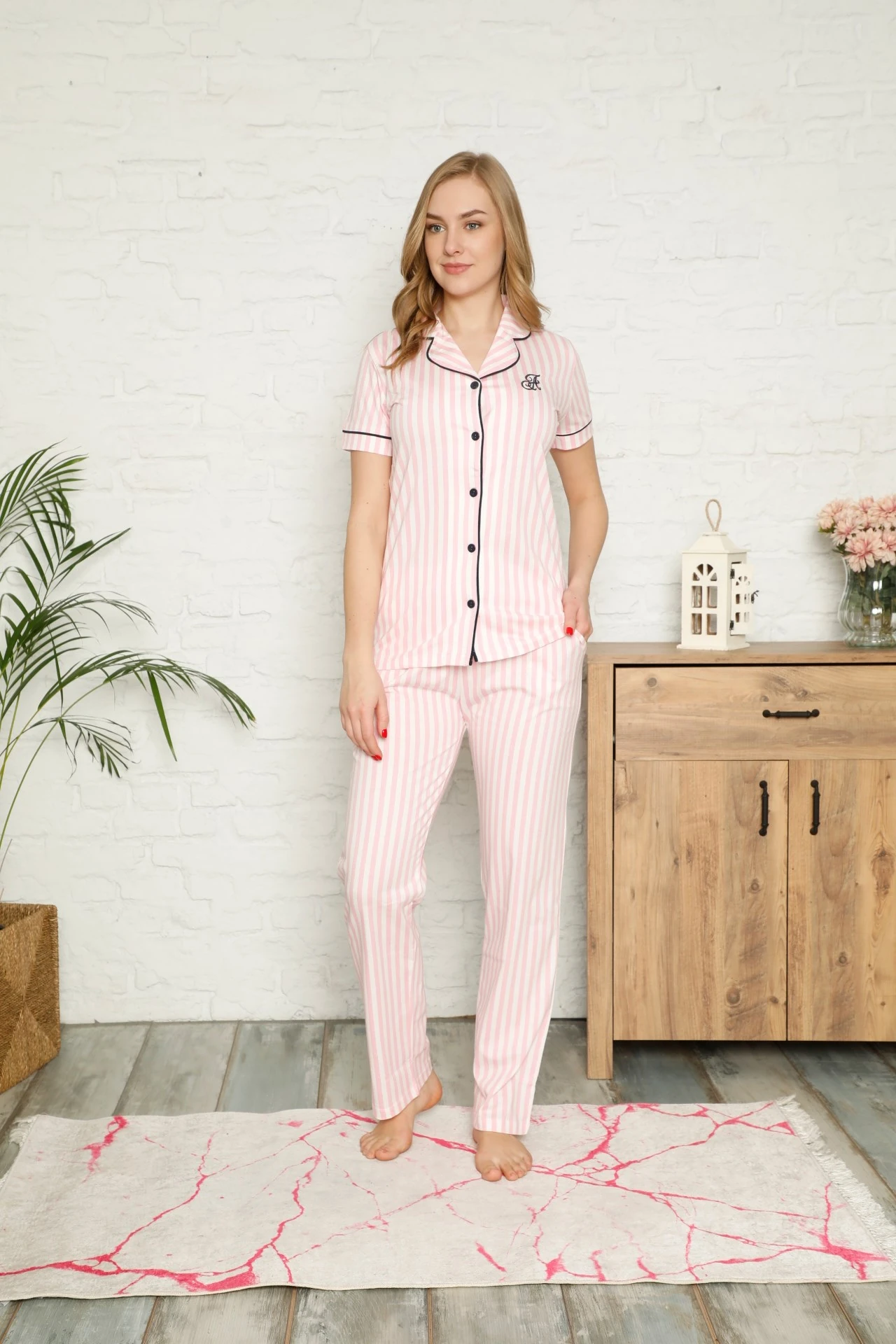 Kadın Pembe Beyaz Çizgili Gömlek Yaka Önden Düğmeli %100 Pamuk Kısa Kol Cepli Pijama Takımı