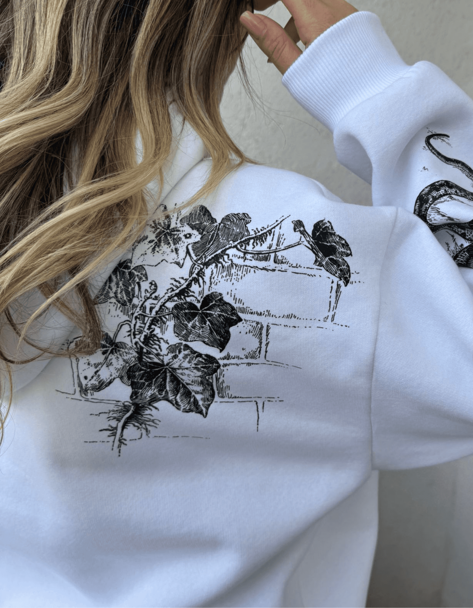 Beyaz Kapüşonlu Sweatshirt – Yılan ve Sarmaşık Baskılı 