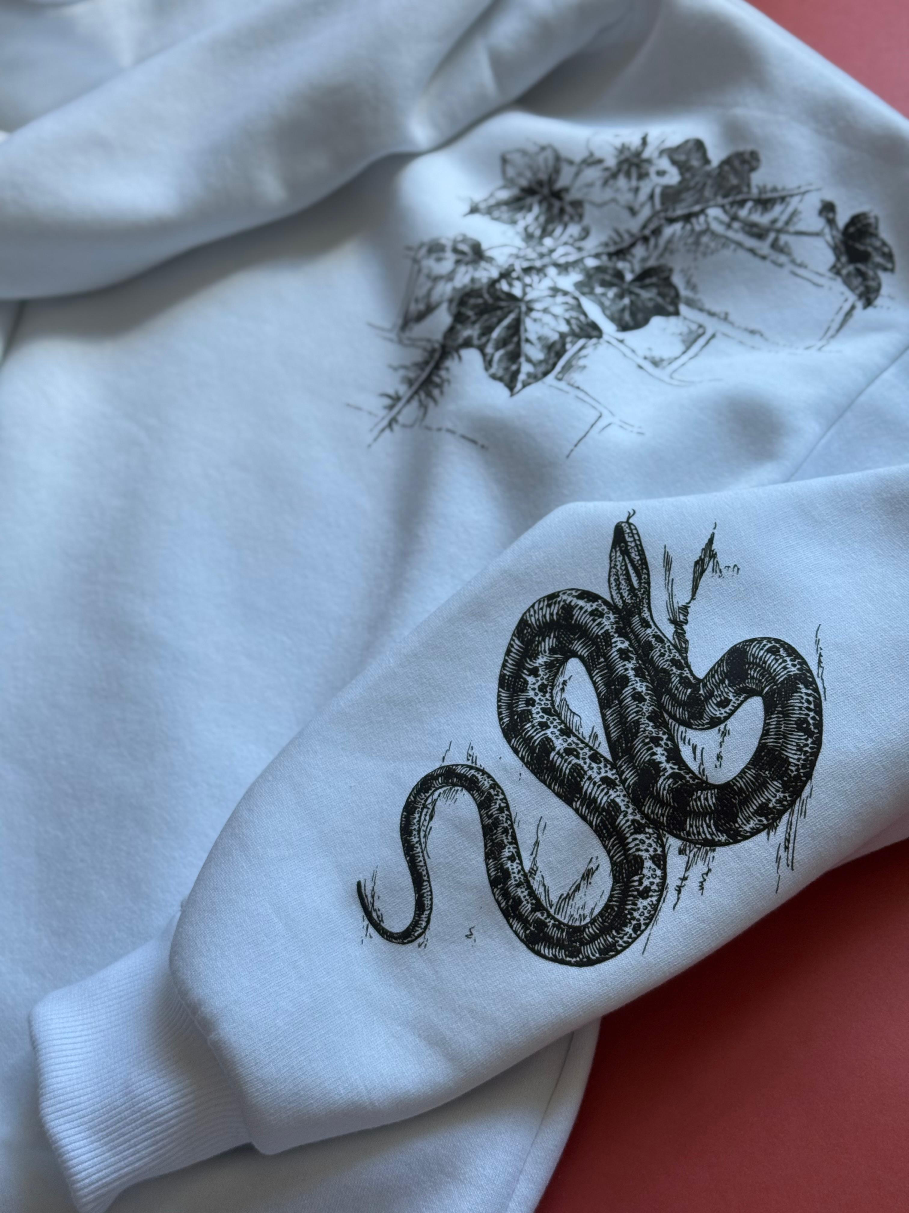 Beyaz Kapüşonlu Sweatshirt – Yılan ve Sarmaşık Baskılı 