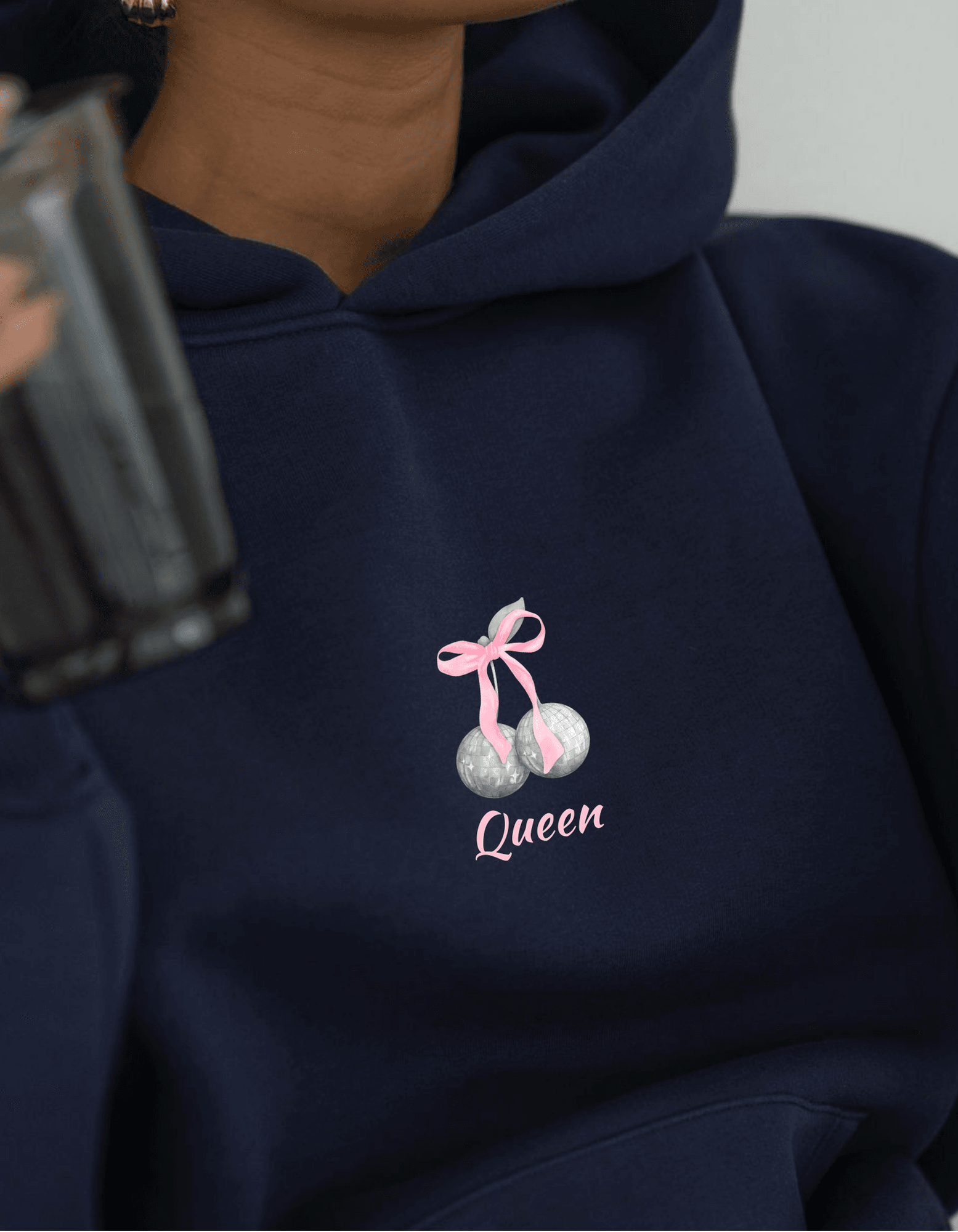 Lacivert Oversize Kapüşonlu Sweatshirt – “Queen” Pembe Kurdele ve Disco Ball Baskılı