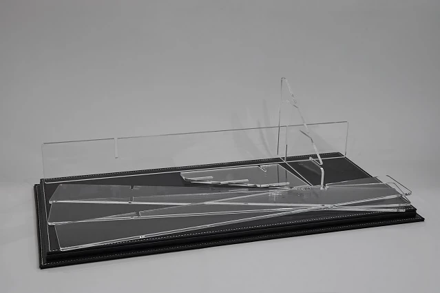 Atlantic Case 40221 1/43 Ölçek Merdiven Sergileme Ünitesi. Siyah Deri Taban ve Fanus İle Birlikte.