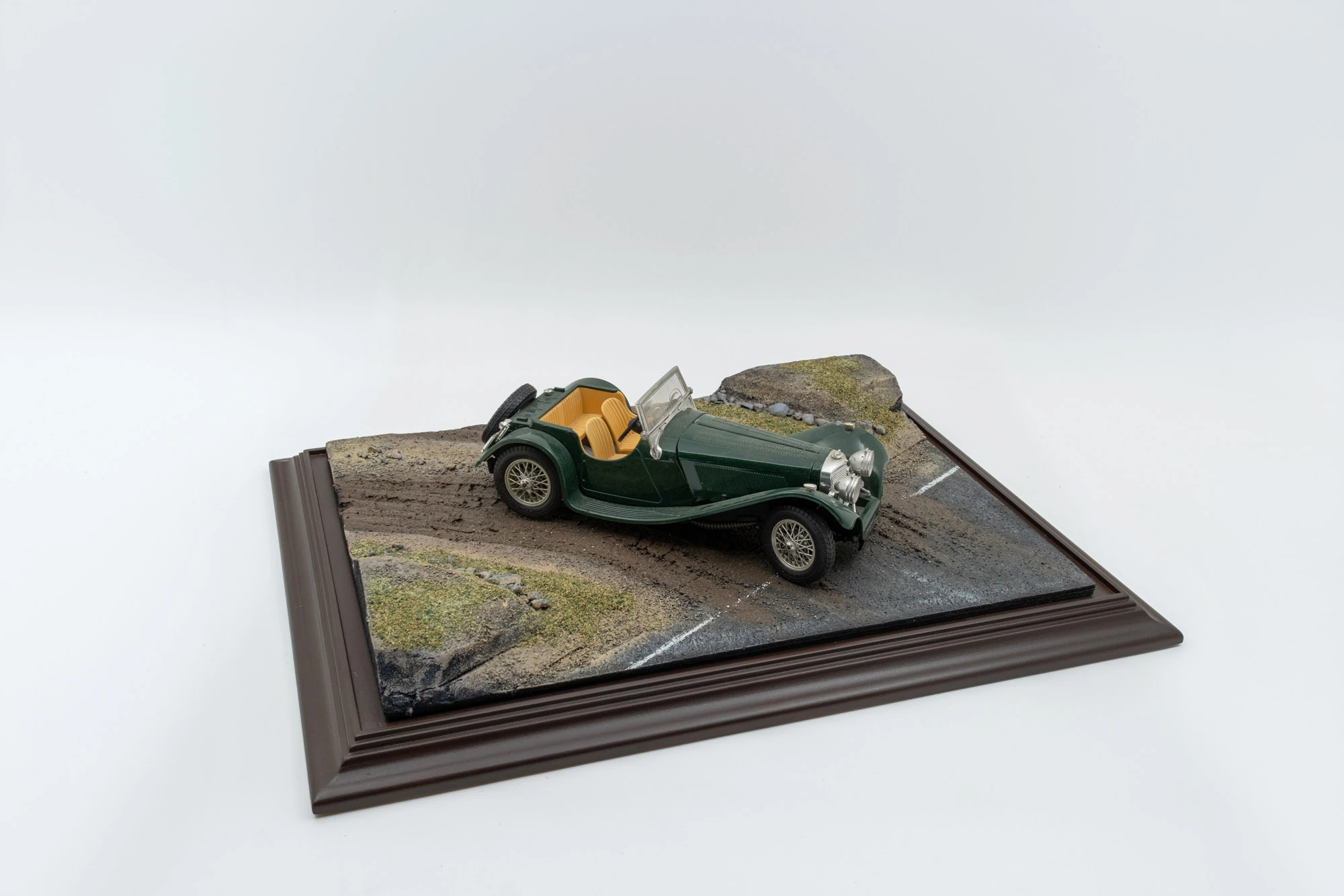 Atlantic Case 30209 Diorama -Entry To The Dirt Road / Çamurlu Yolun Girişi Sergileme Ünitesi