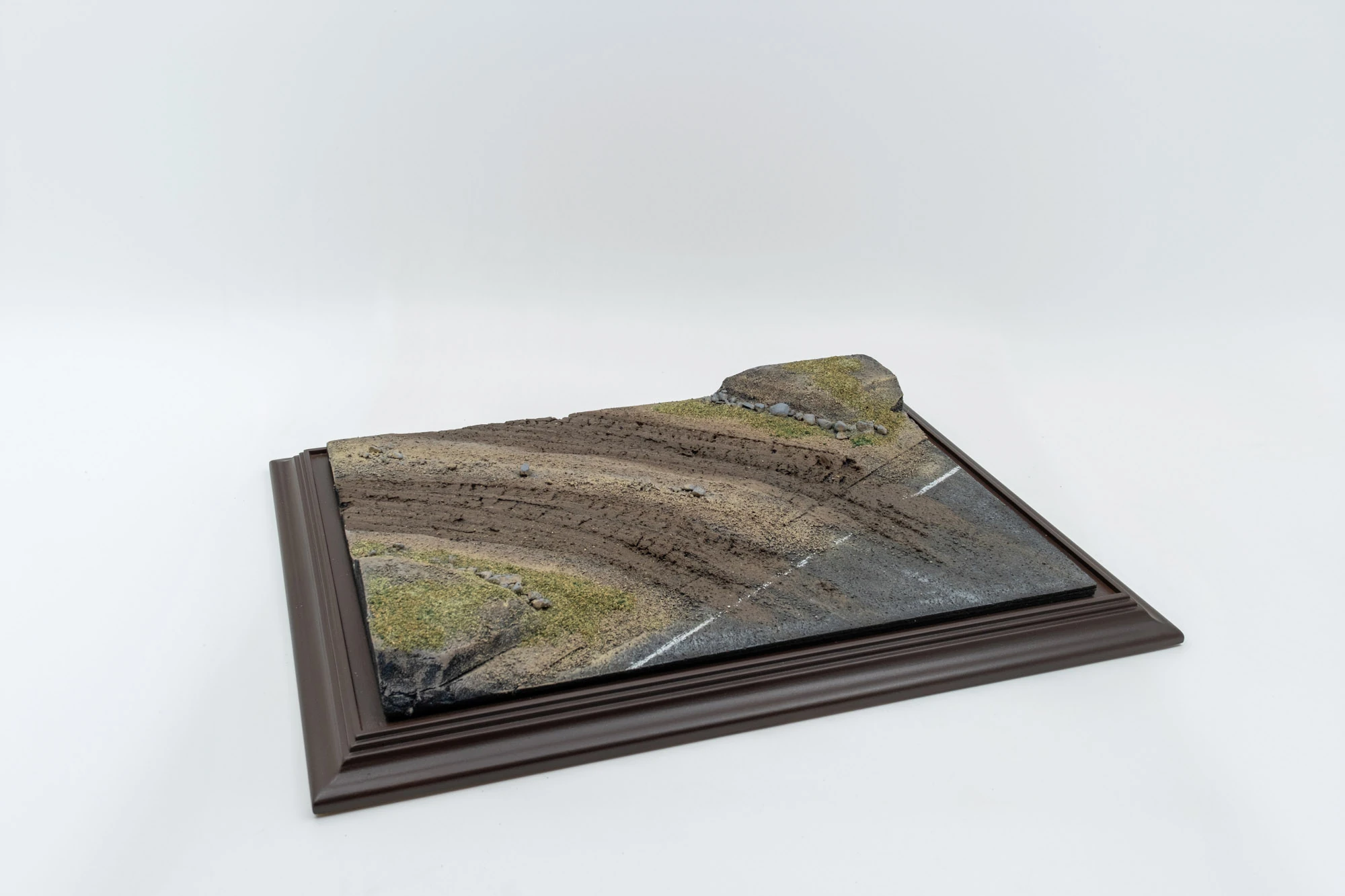 Atlantic Case 30209 Diorama -Entry To The Dirt Road / Çamurlu Yolun Girişi Sergileme Ünitesi