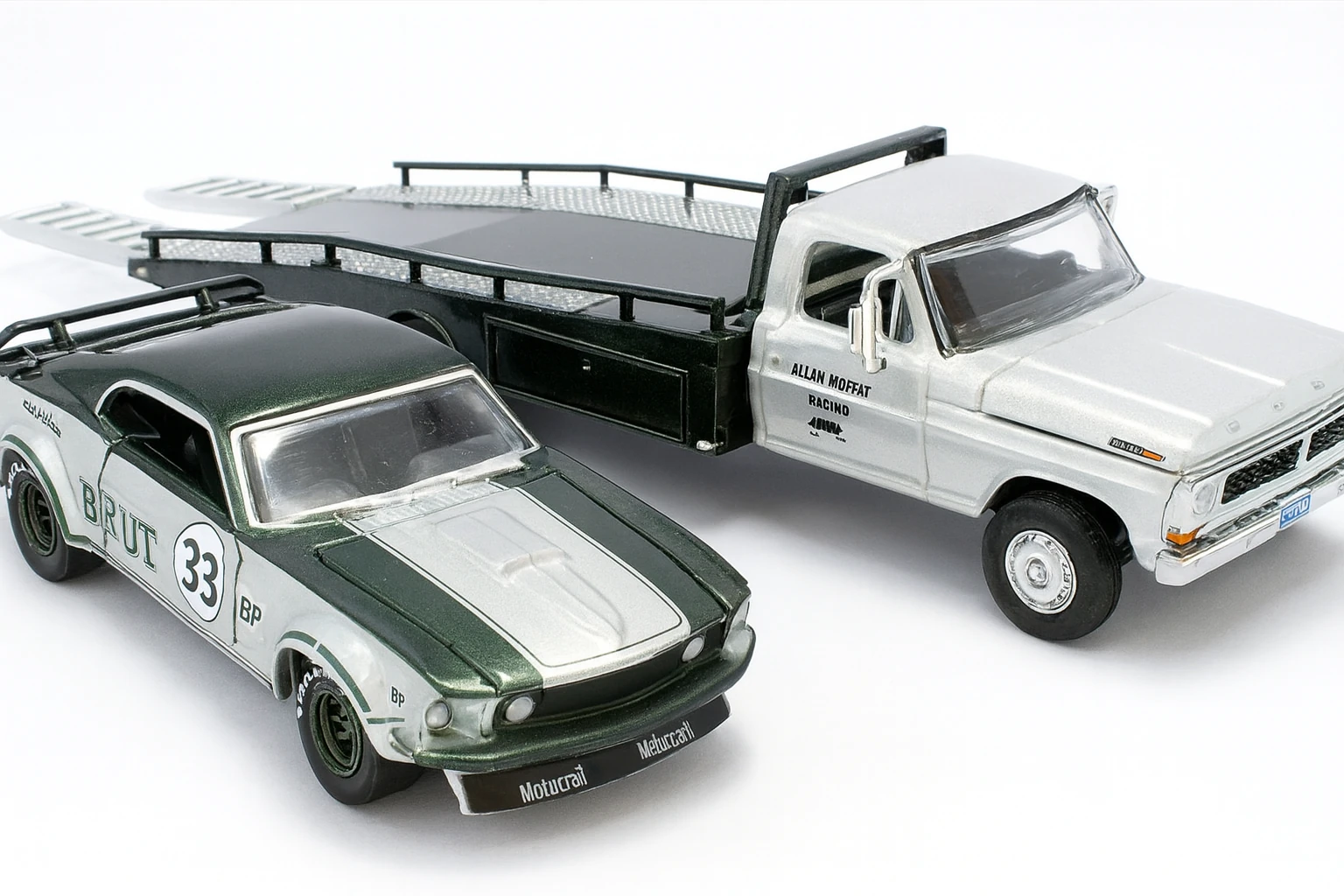 Acme | 51271 | 1/64 Ölçek 1969 Allan Moffat *Brut* Trans Am Mustang #33 on a Ford f-350 Ramp Truck.