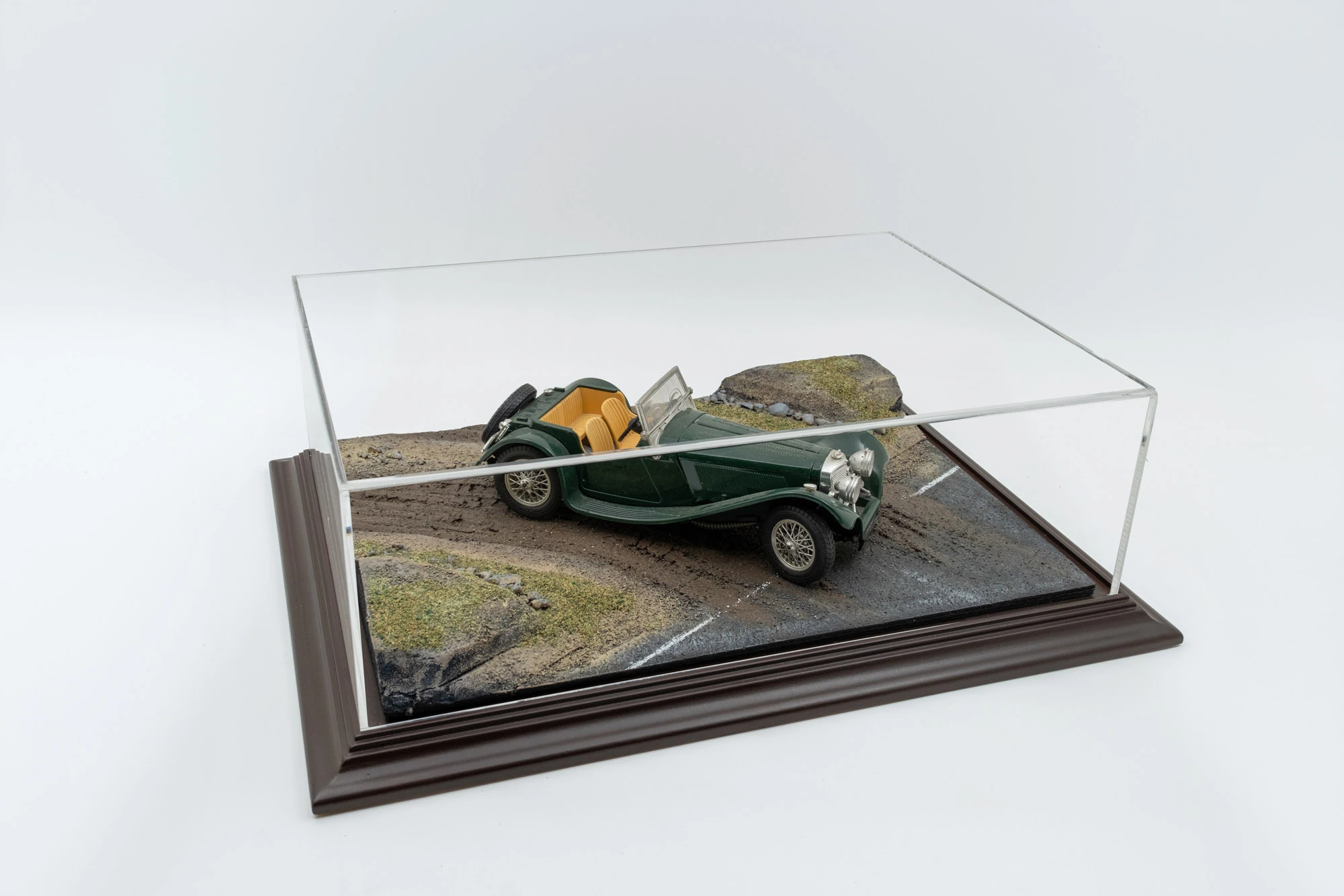 Atlantic Case 30209 Diorama -Entry To The Dirt Road / Çamurlu Yolun Girişi Sergileme Ünitesi