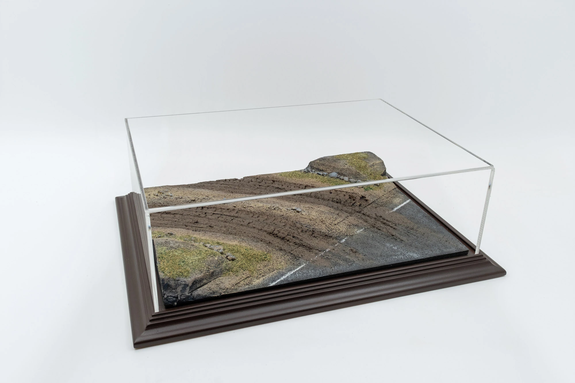 Atlantic Case 30209 Diorama -Entry To The Dirt Road / Çamurlu Yolun Girişi Sergileme Ünitesi