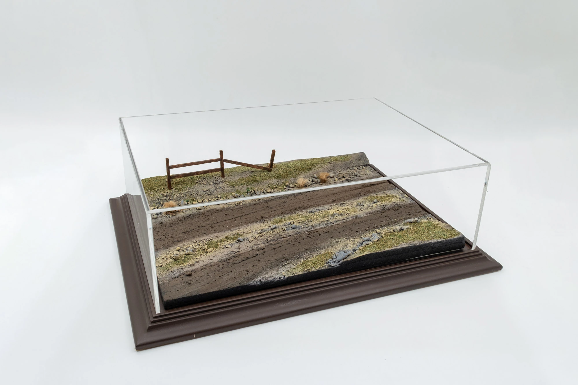 Atlantic Case 30206 Diorama In Front Of The Fence / Çitlerin Önü Sergileme Ünitesi