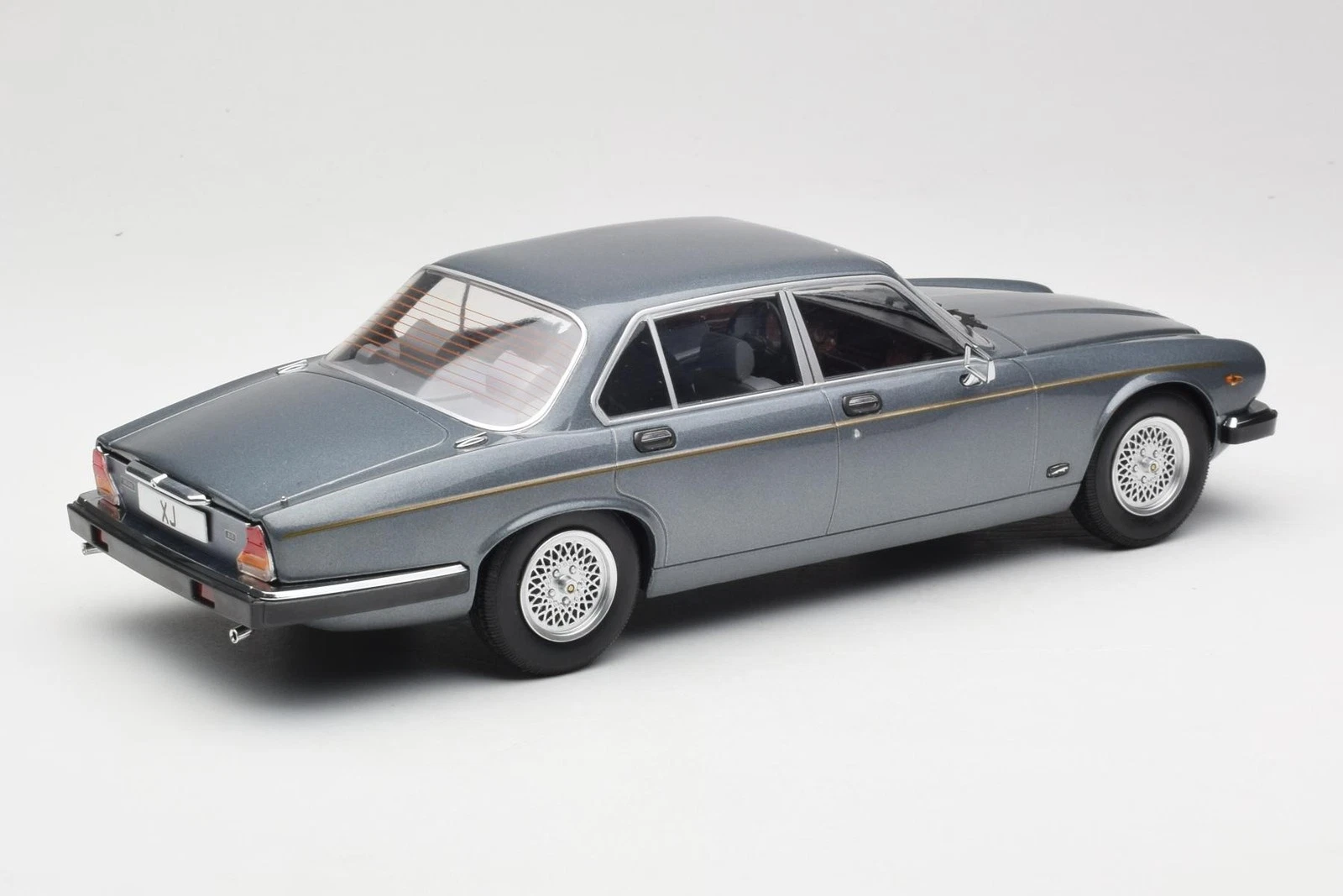 MCG | 18177 | 1/18 Ölçek 1979 Jaguar XJ Series III, Gri