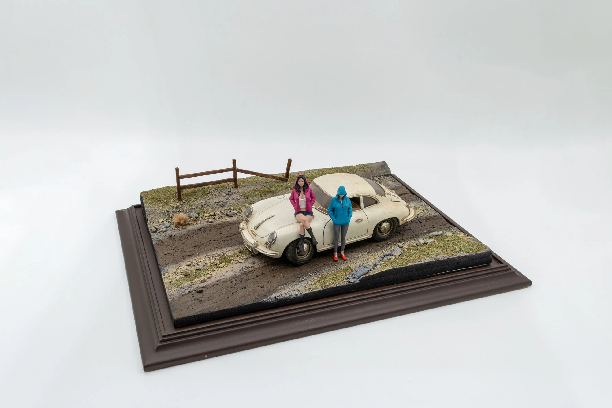 Atlantic Case 30206 Diorama In Front Of The Fence / Çitlerin Önü Sergileme Ünitesi