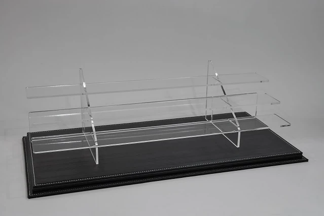 Atlantic Case 40221 1/43 Ölçek Merdiven Sergileme Ünitesi. Siyah Deri Taban ve Fanus İle Birlikte.