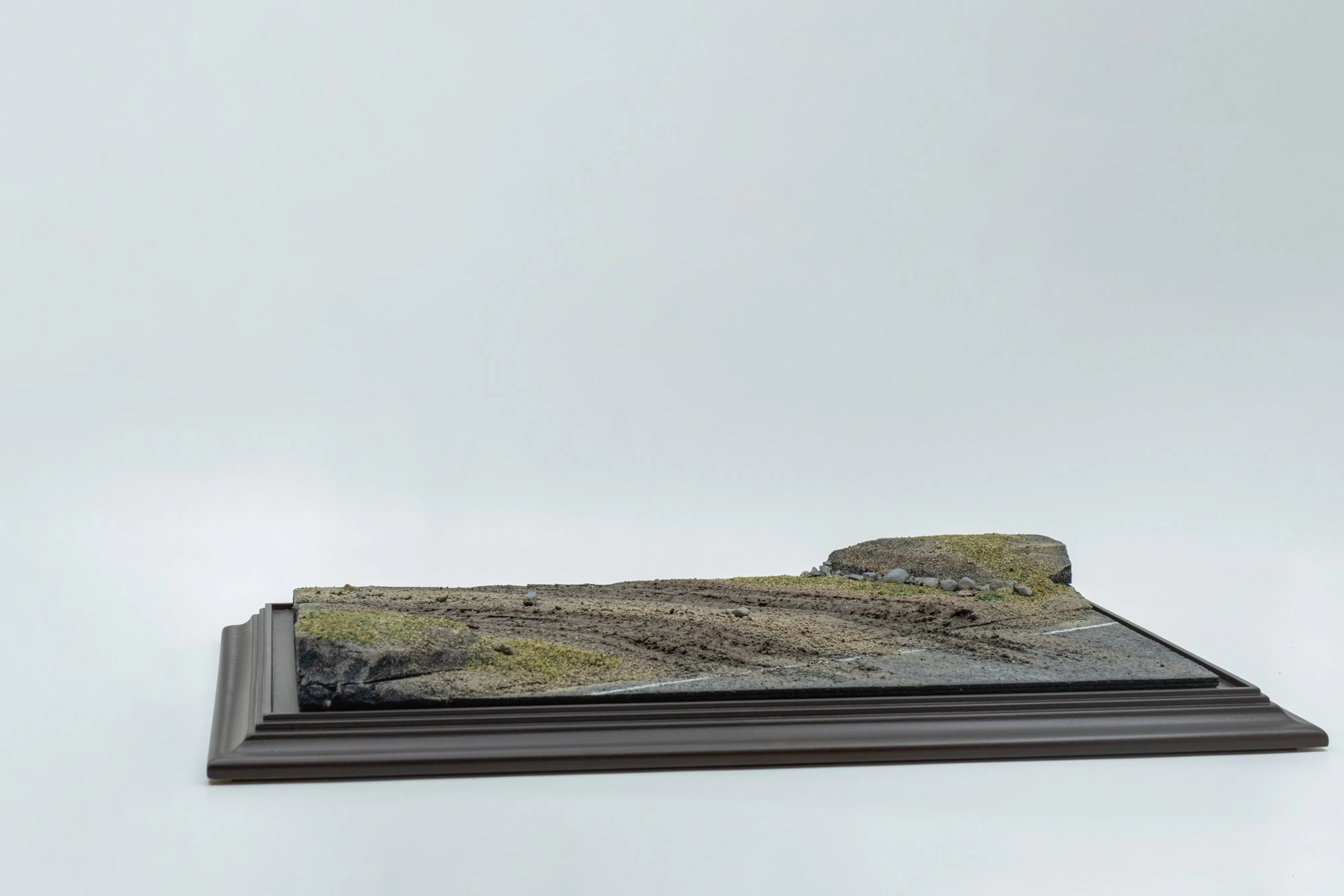 Atlantic Case 30209 Diorama -Entry To The Dirt Road / Çamurlu Yolun Girişi Sergileme Ünitesi