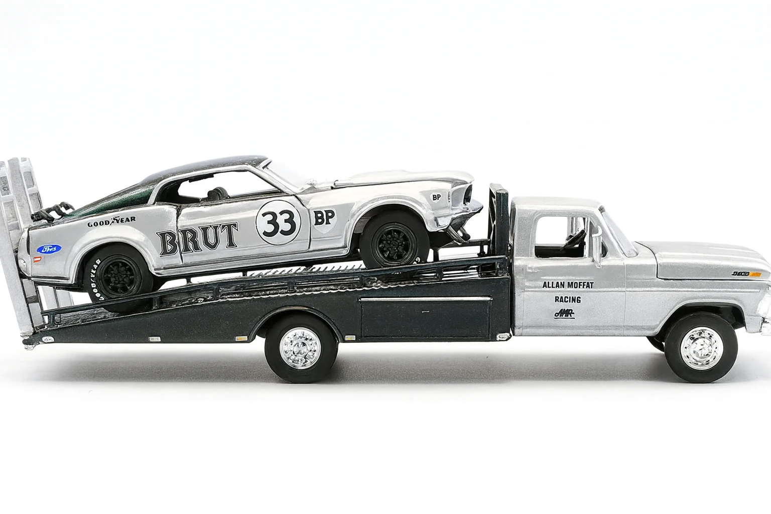 Acme | 51271 | 1/64 Ölçek 1969 Allan Moffat *Brut* Trans Am Mustang #33 on a Ford f-350 Ramp Truck.
