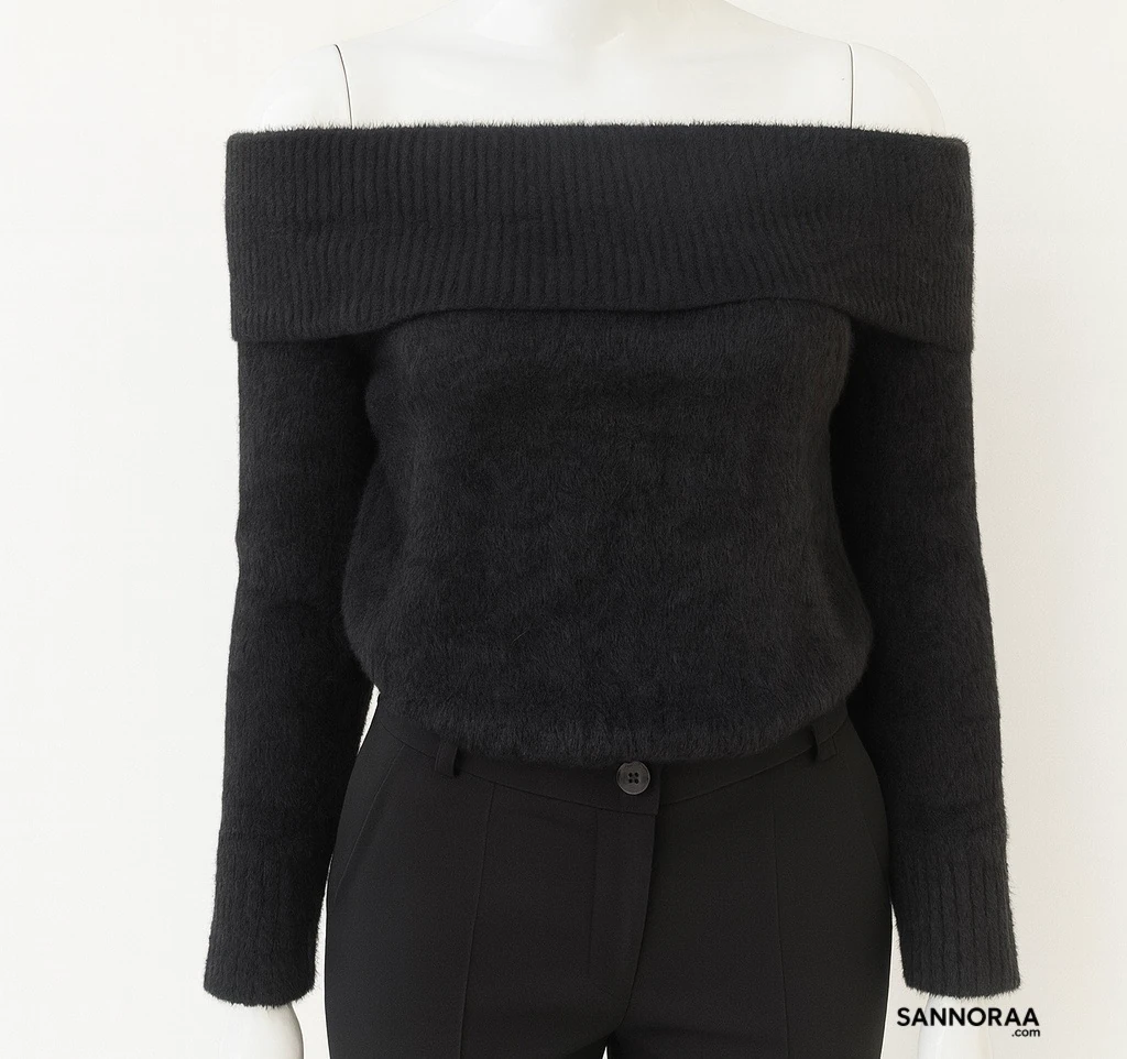 Siyah Omuzu Açık Kayık Yaka Triko Kazak