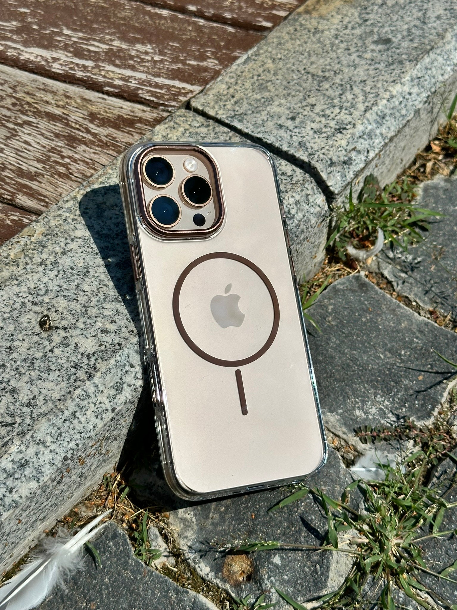 Sararmaz İnce MagSafe Halkalı Kahverengi iPhone Kılıfı 
