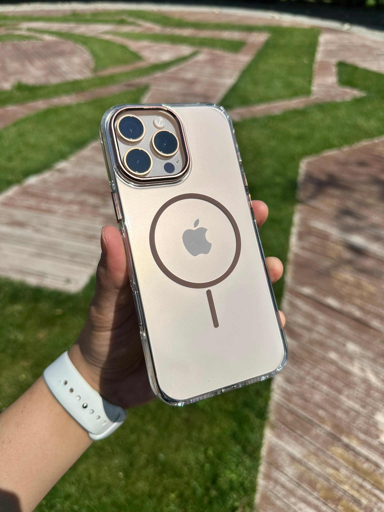 Sararmaz İnce MagSafe Halkalı Kahverengi iPhone Kılıfı 