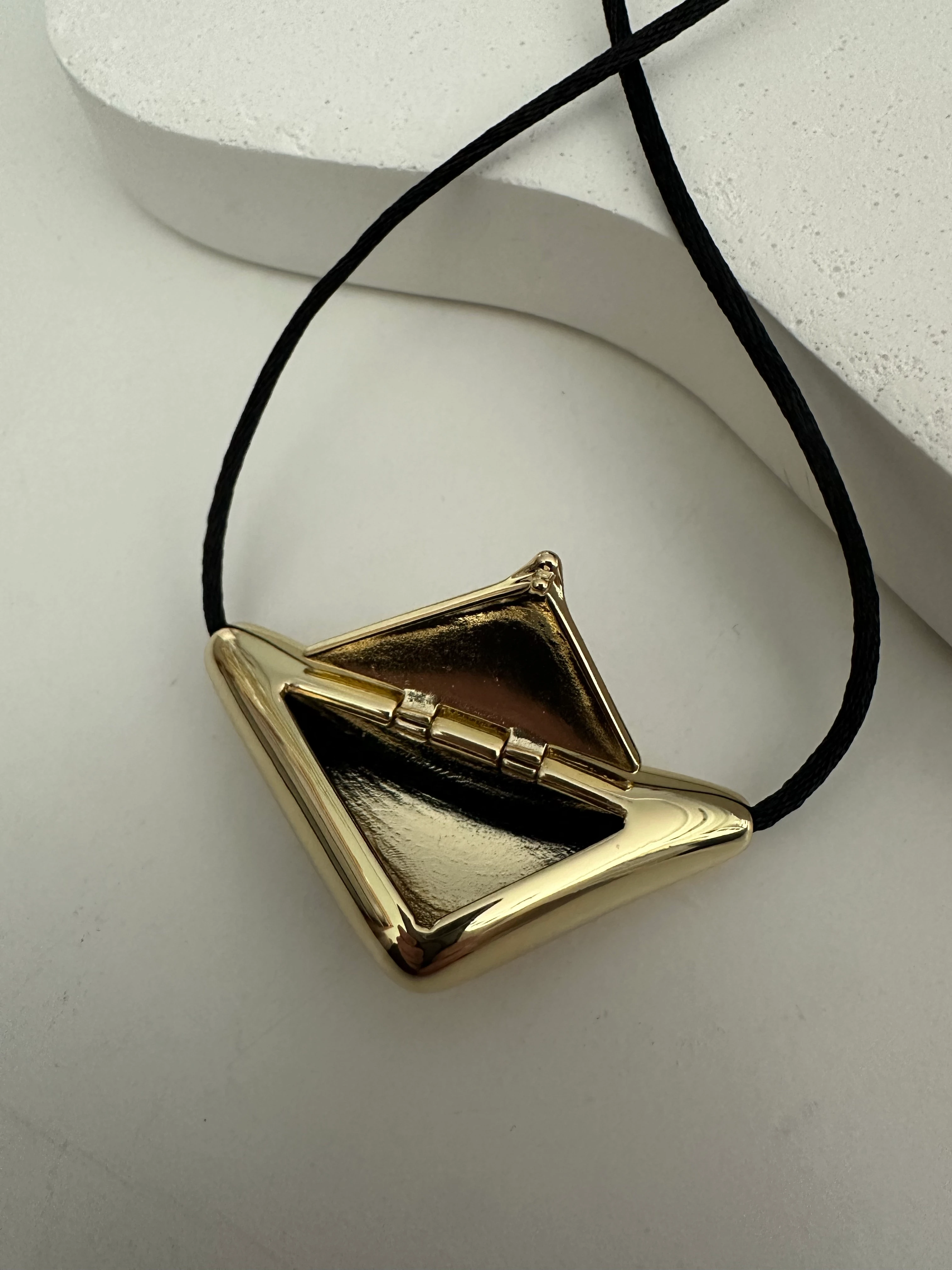 Kapaklı Kolye Siyah