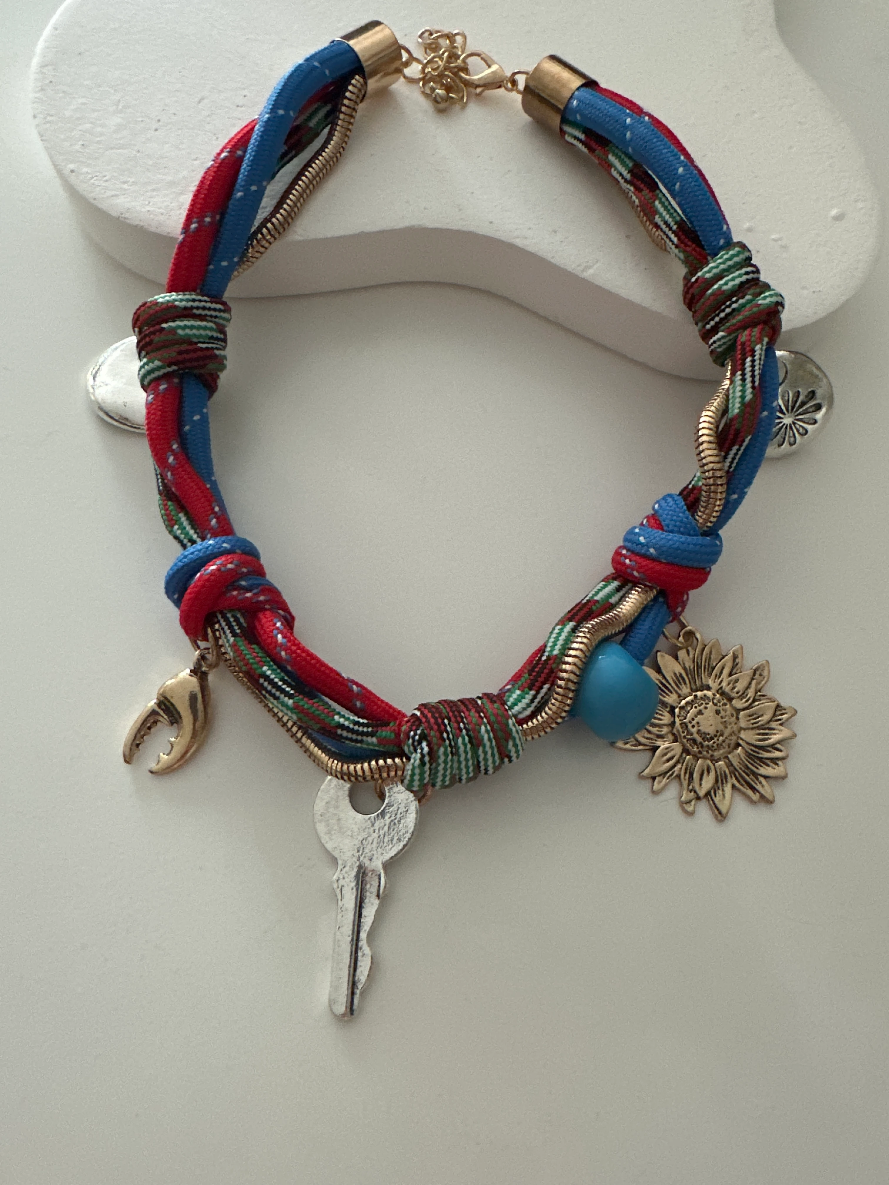 Marka Model Kırmızı Kolye