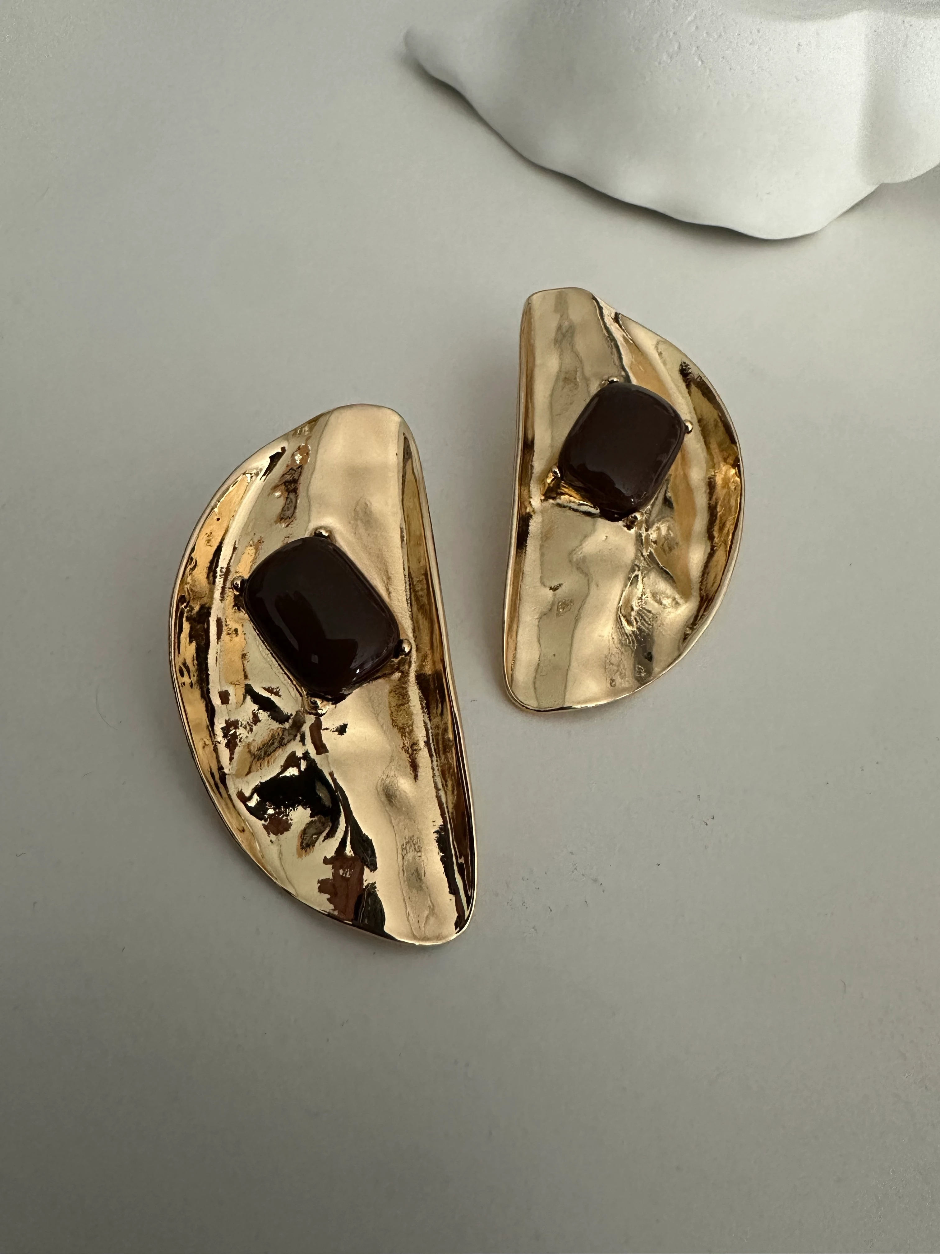 Kahverengi Plaka Küpe