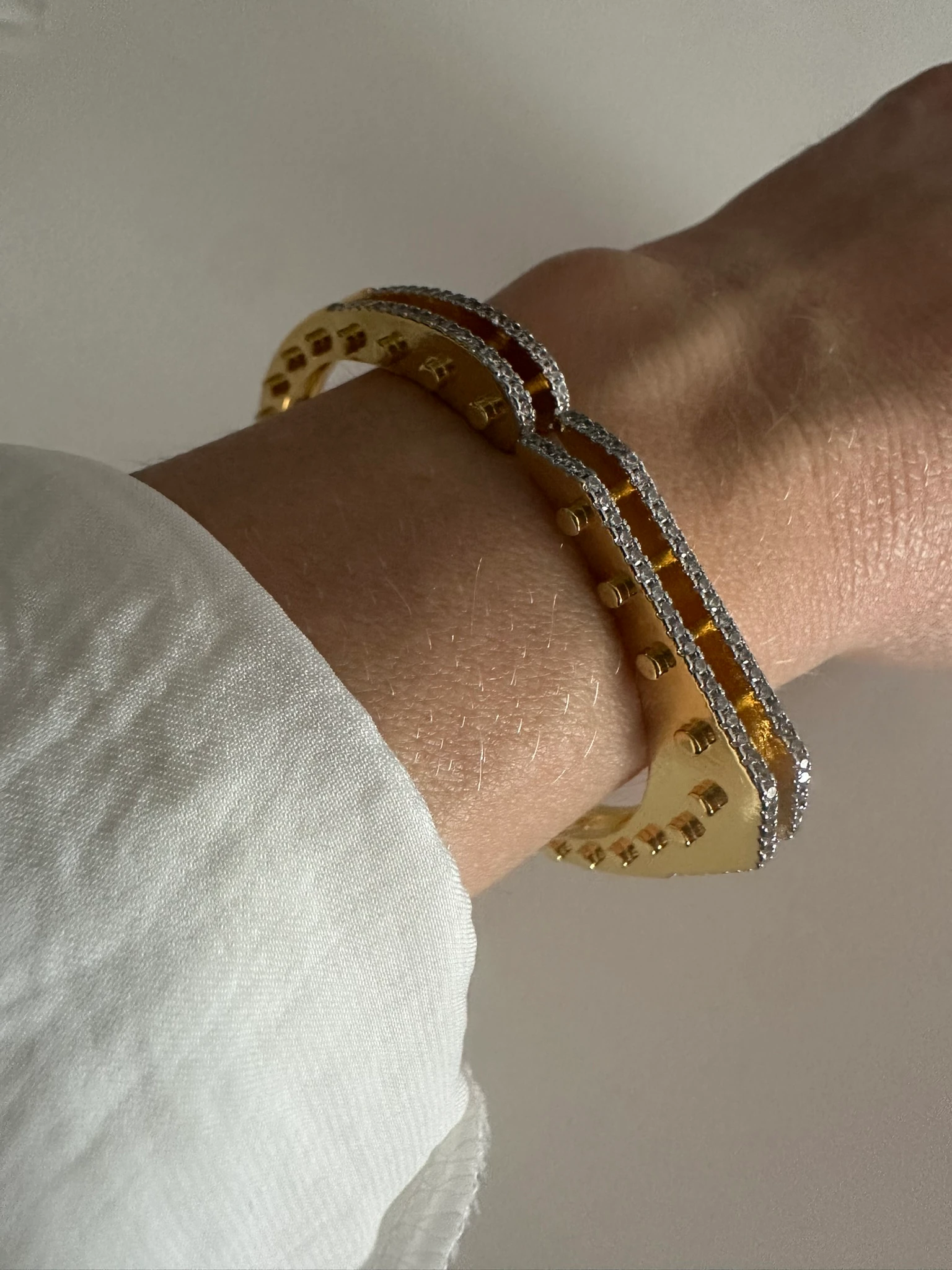 Zımba Detaylı Kelepçe