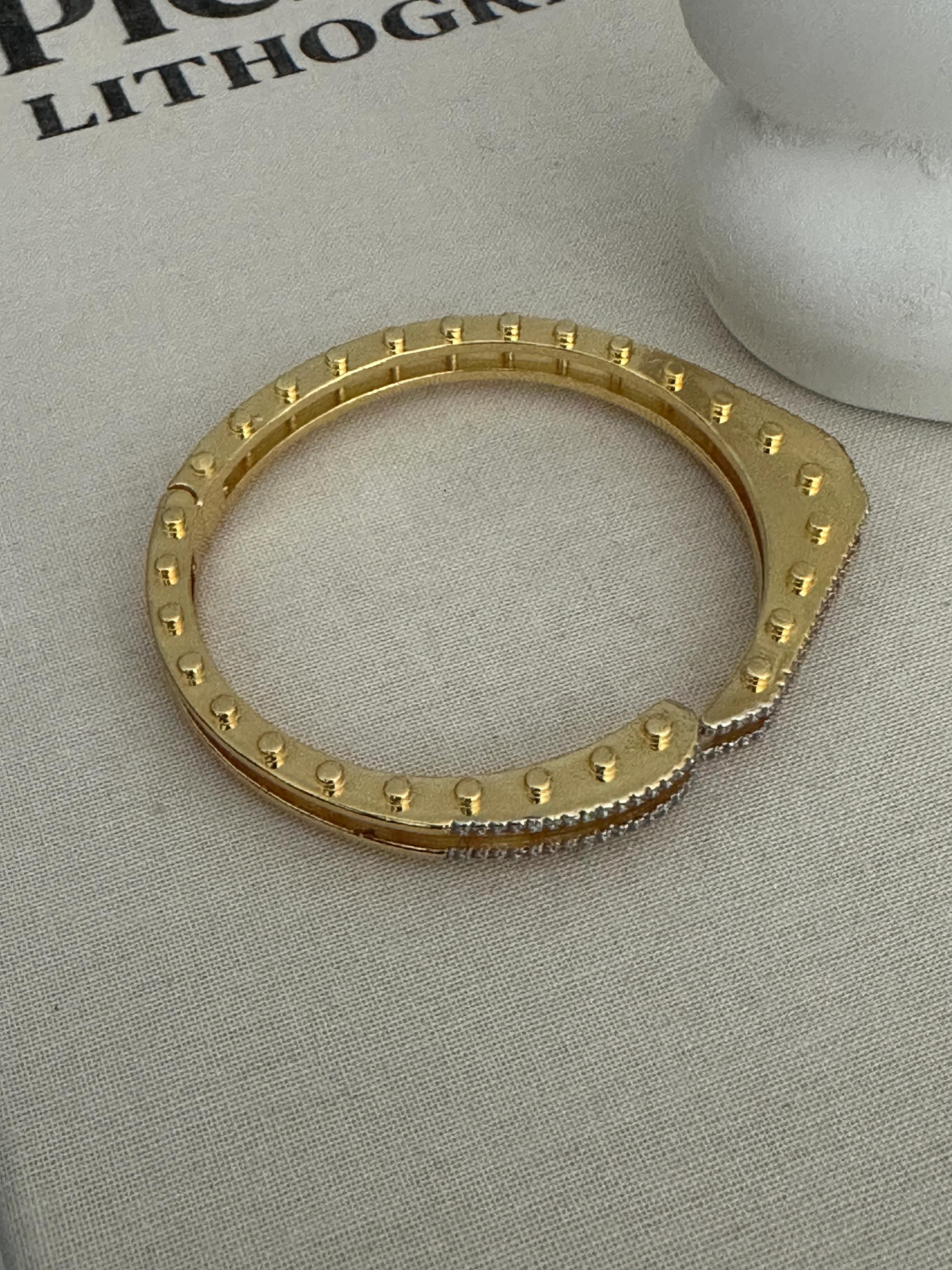 Zımba Detaylı Kelepçe