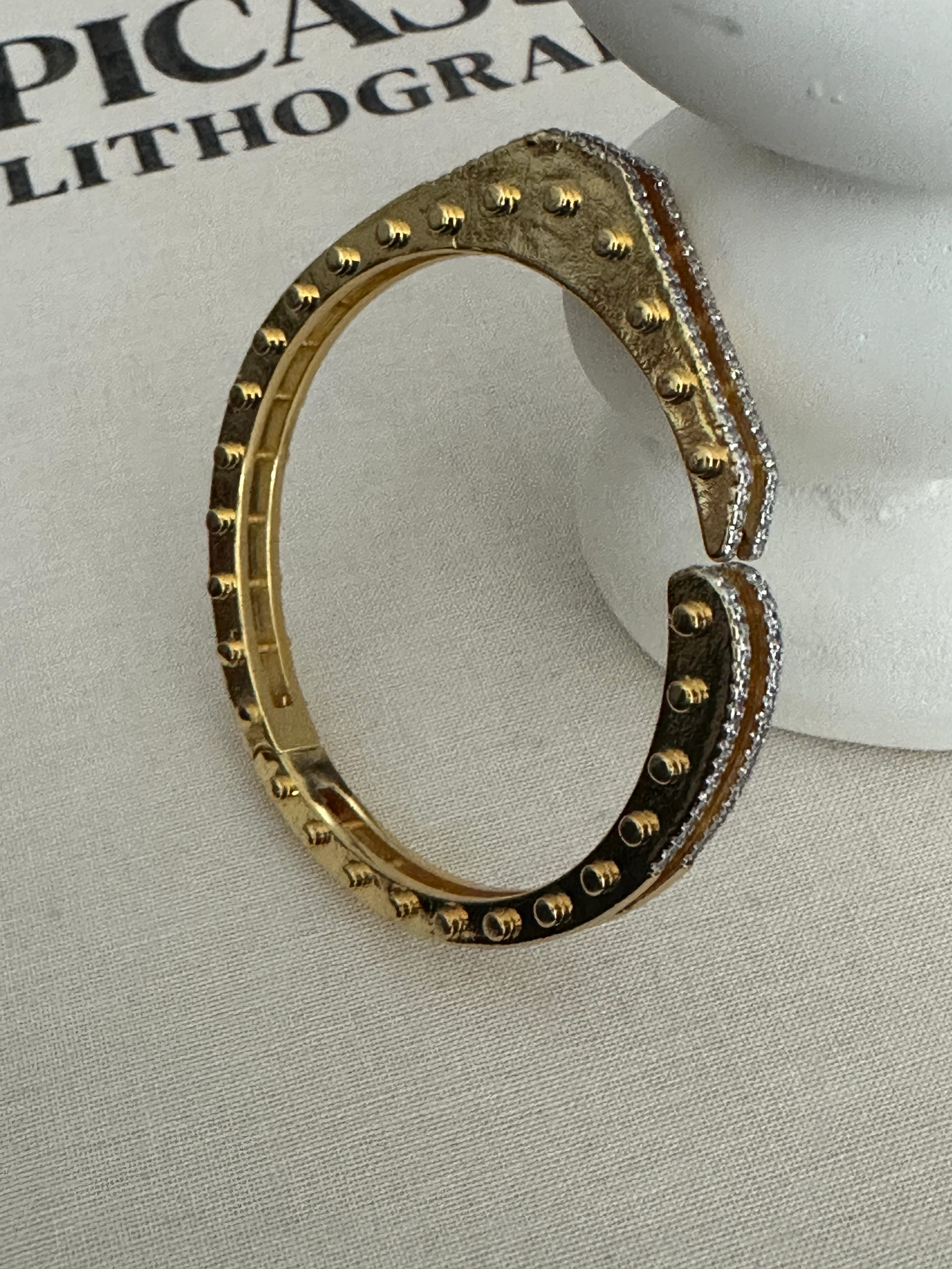 Zımba Detaylı Kelepçe