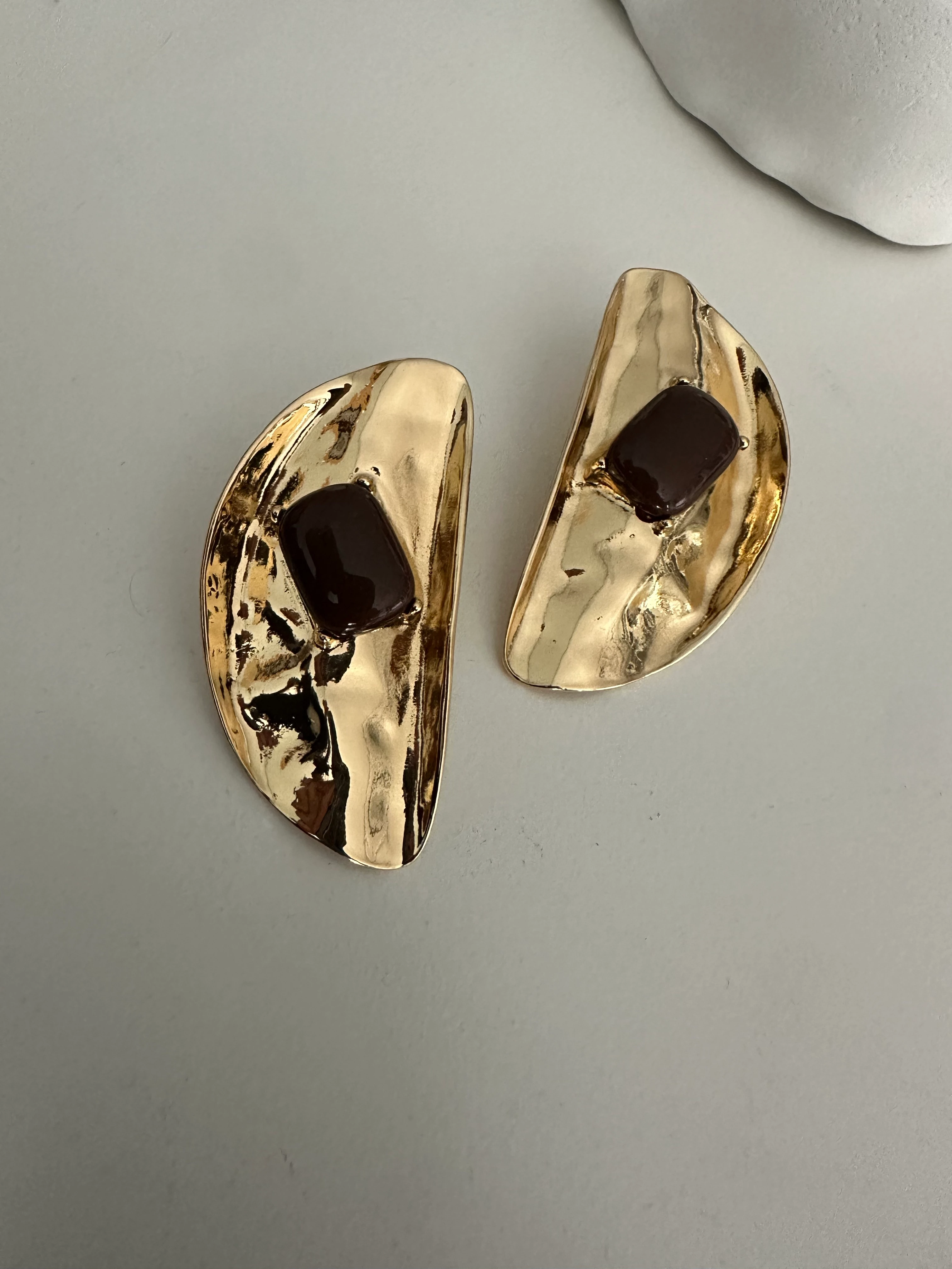 Kahverengi Plaka Küpe