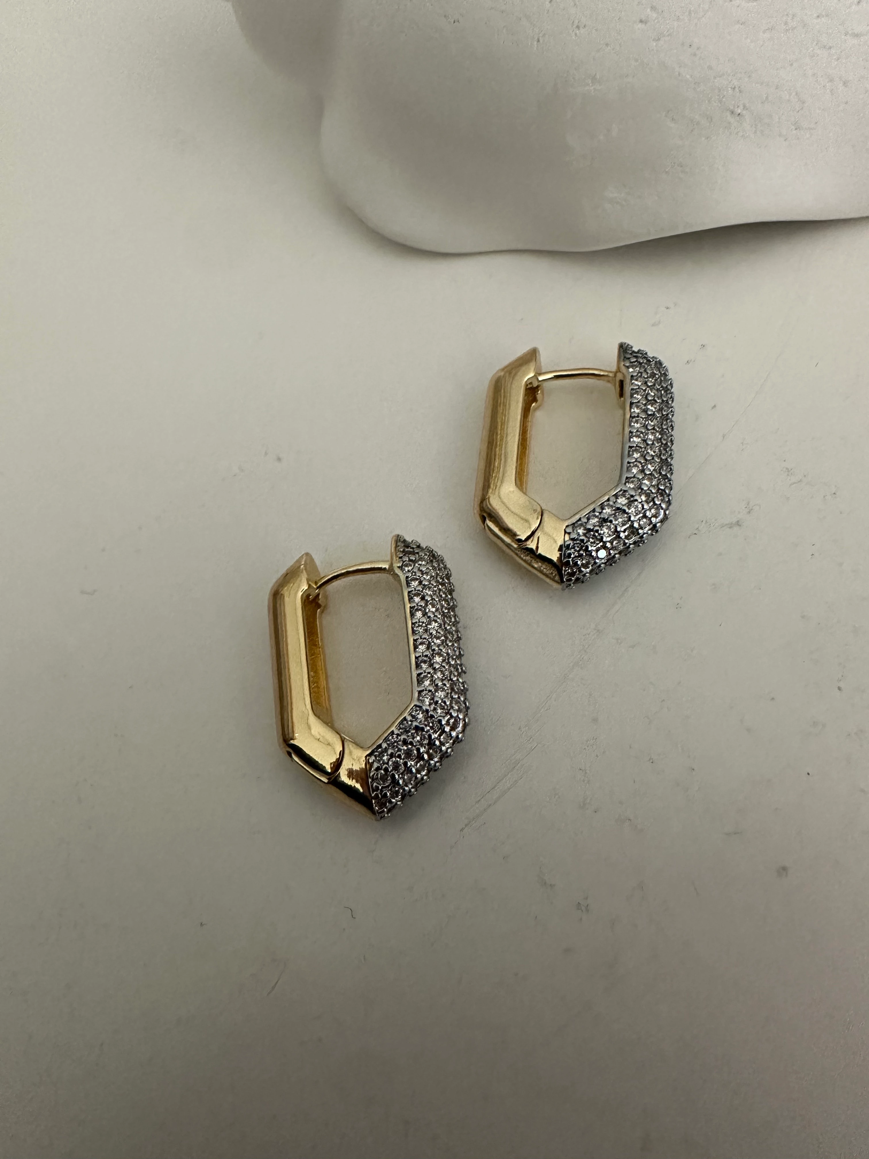 Zirkon Taşlı Tasarım Küpe